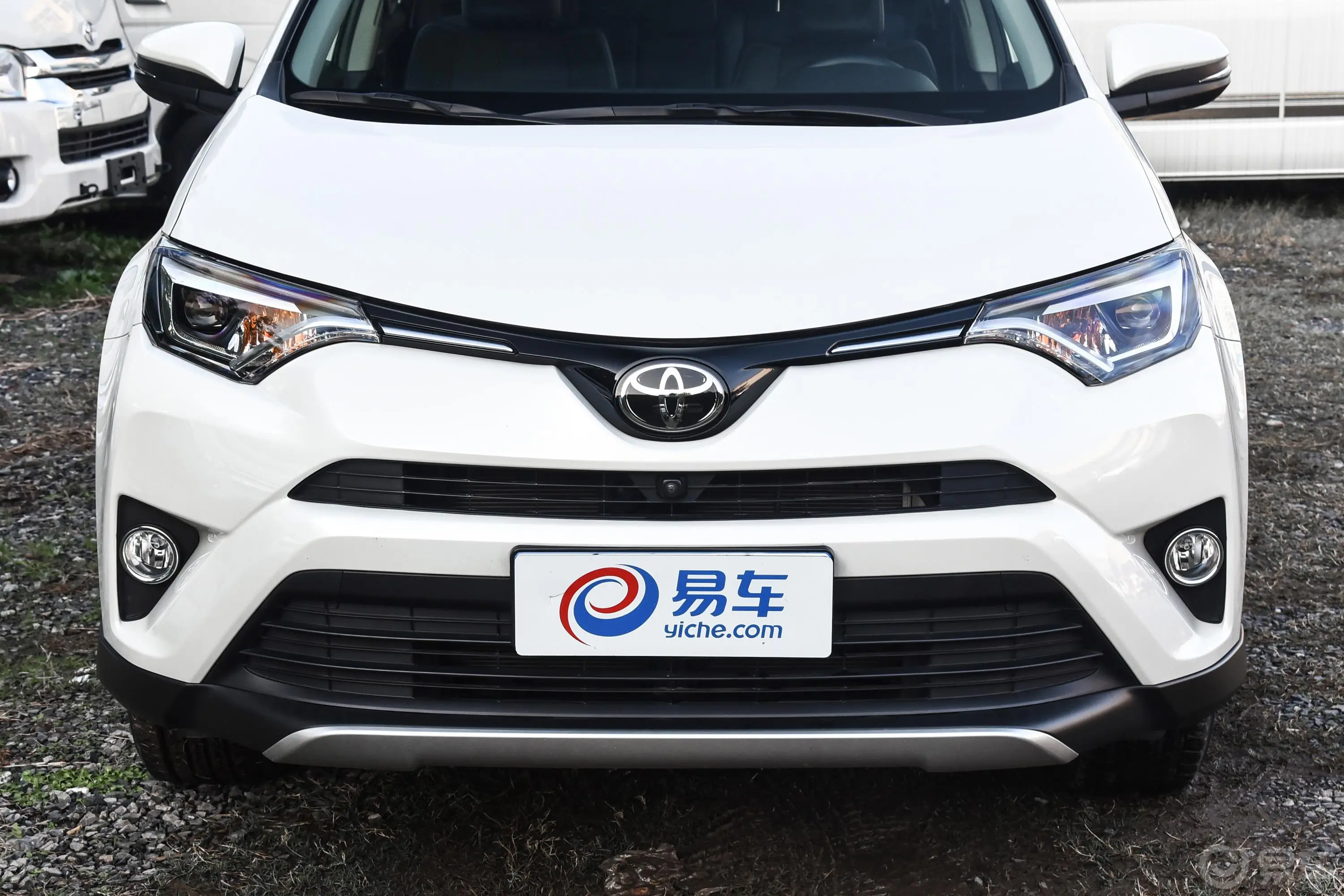 RAV4荣放2.5L 手自一体 四驱 尊贵版 国V外观