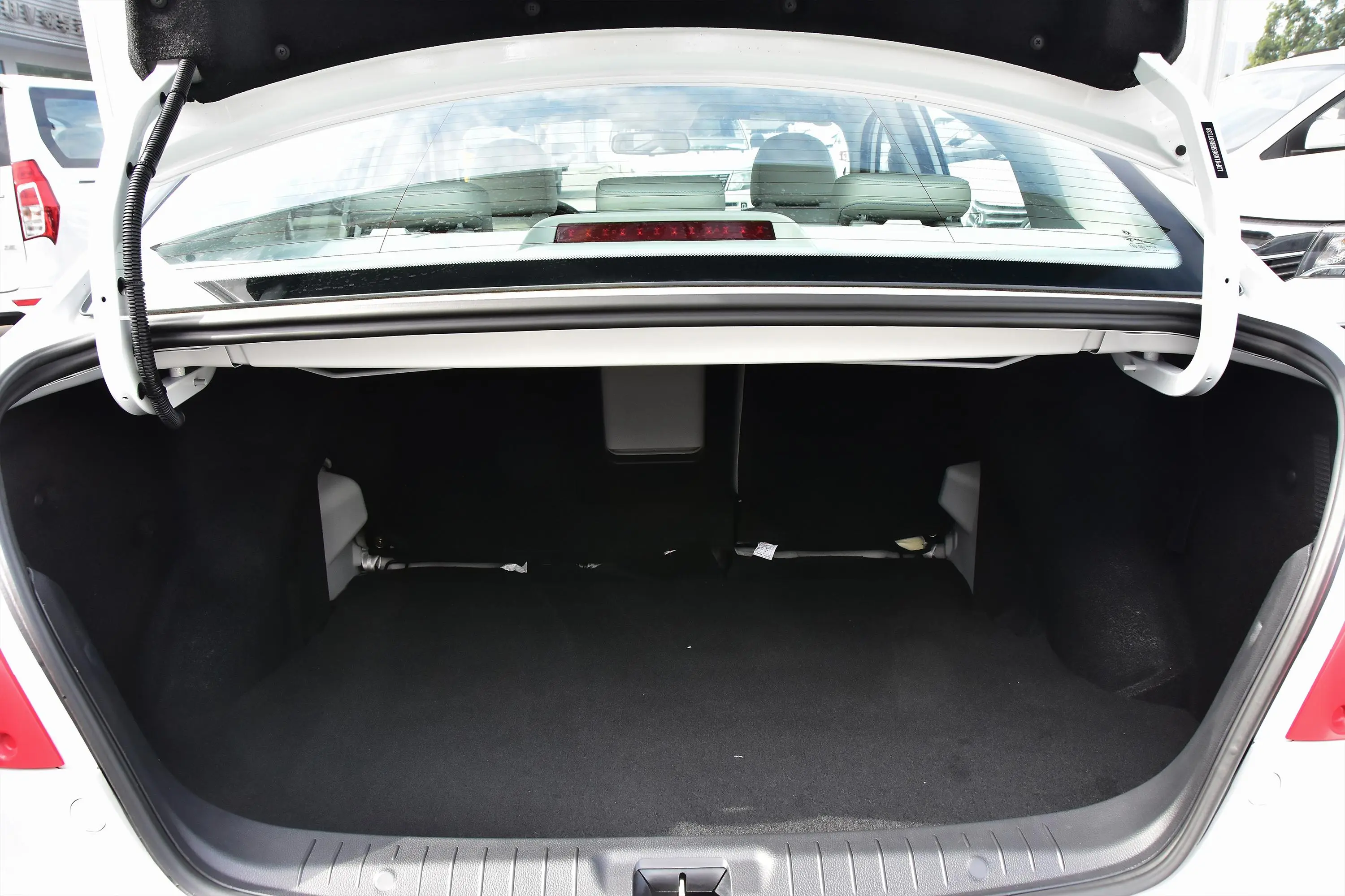 风行S50 EV旗舰版后备厢空间特写