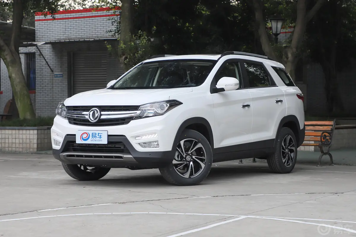 风光S5601.8L CVT 尊贵版侧前45度车头向左水平