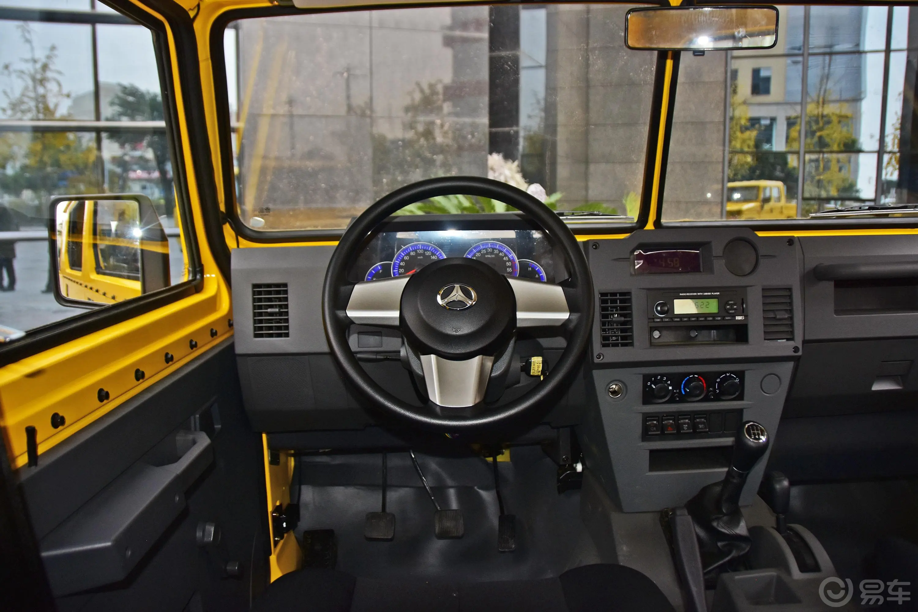 勇士皮卡皮卡 2.0T 汽油 手动 长轴 连体双排驾驶位区域