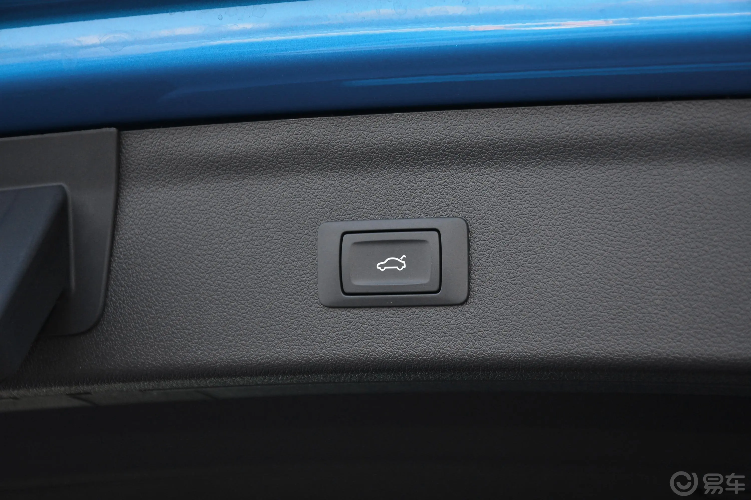 奥迪Q330周年纪念版 30 TFSI 时尚版电动尾门按键（手动扶手）