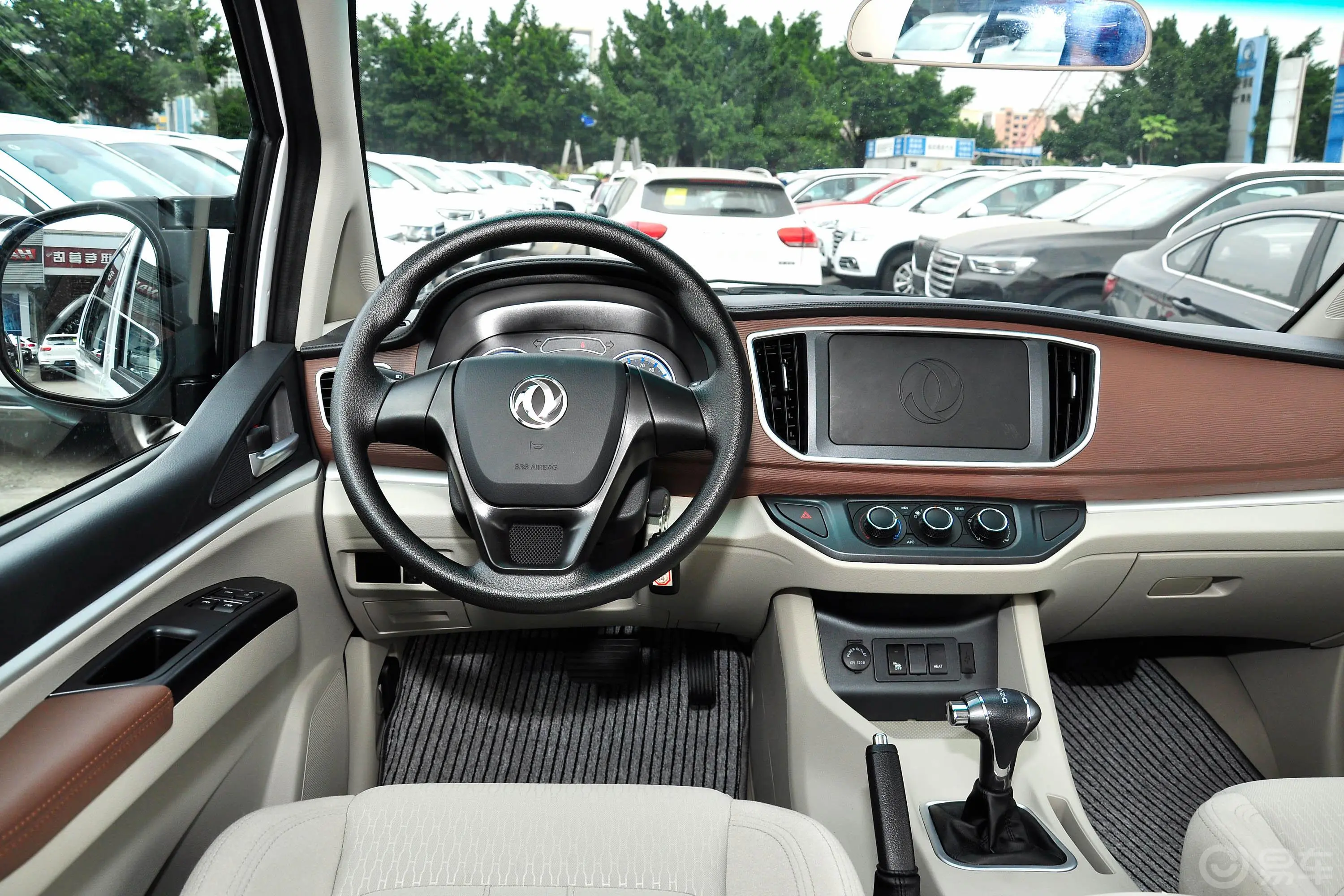 菱智M5 EV舒适版驾驶位区域