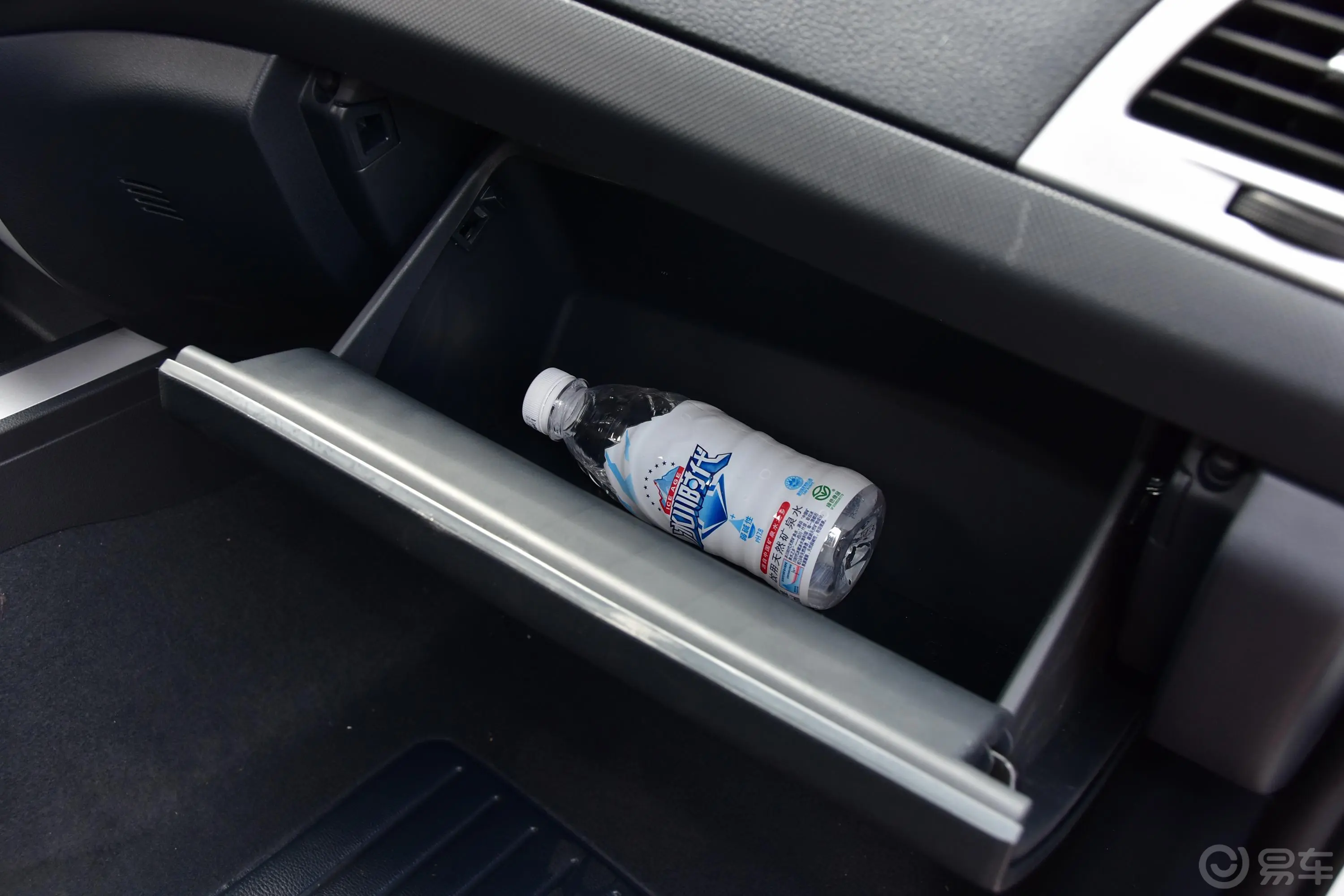 拓陆者E3E3 2.8T 手动 两驱 舒适版 柴油手套箱空间水瓶横置