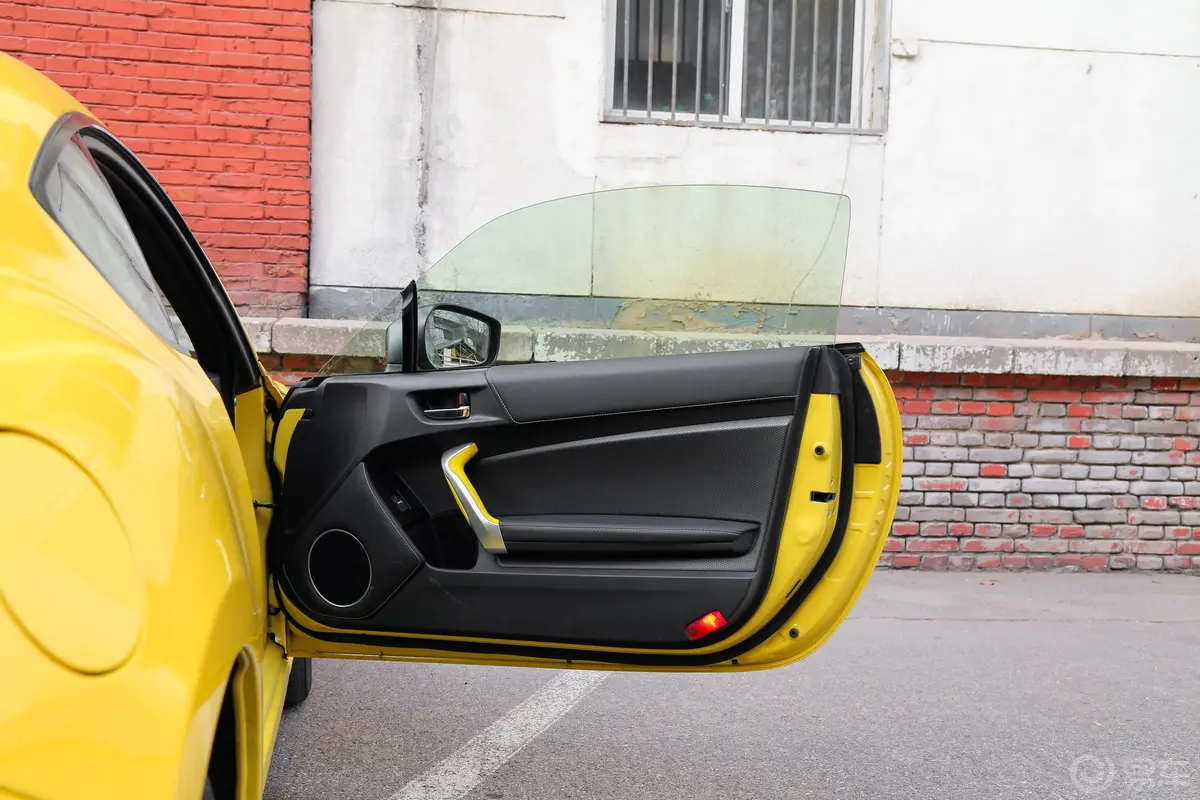 斯巴鲁BRZ2.0i 手自一体 type-RS黄色特装版副驾驶员车门