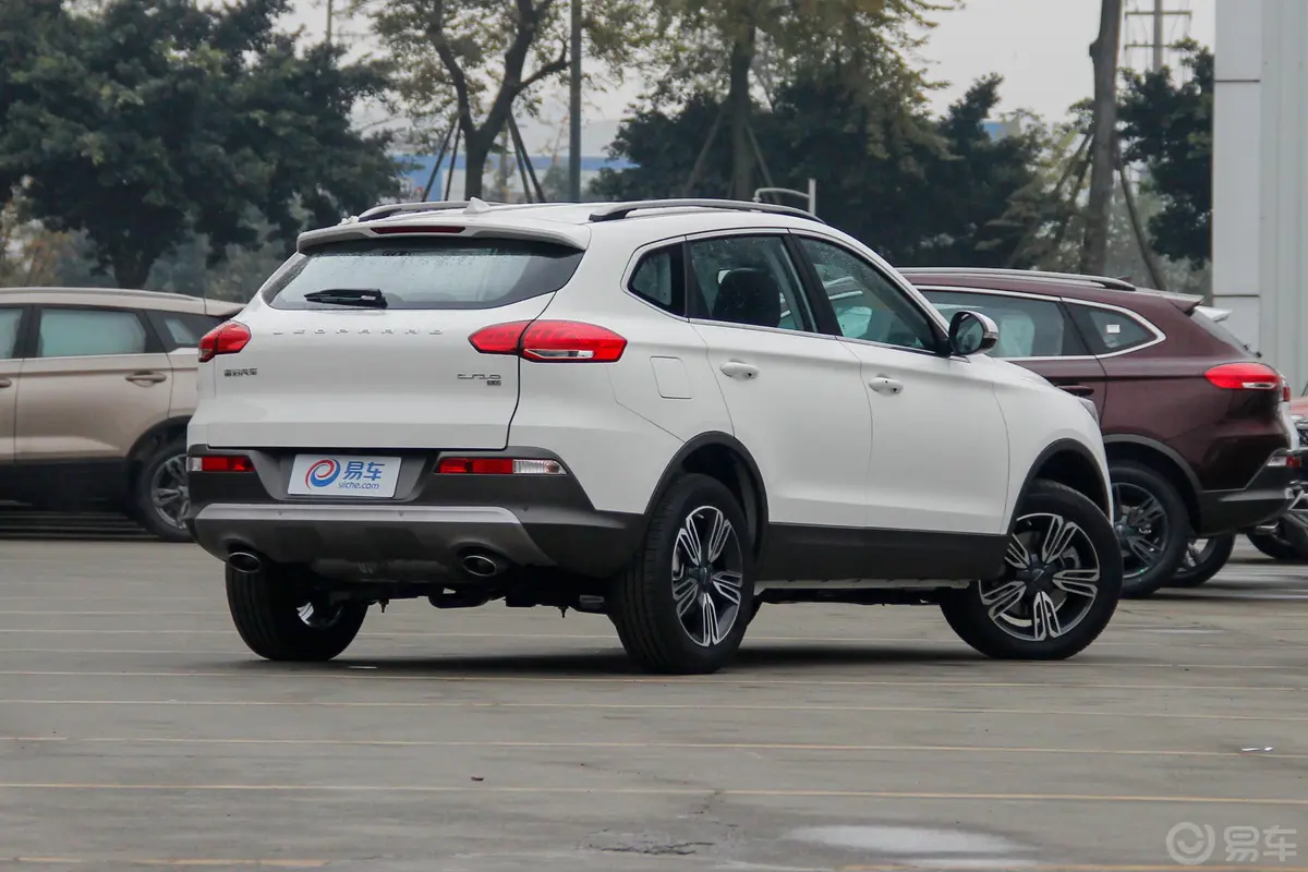 猎豹CS101.5T CVT 尊贵版侧后45度车头向右水平