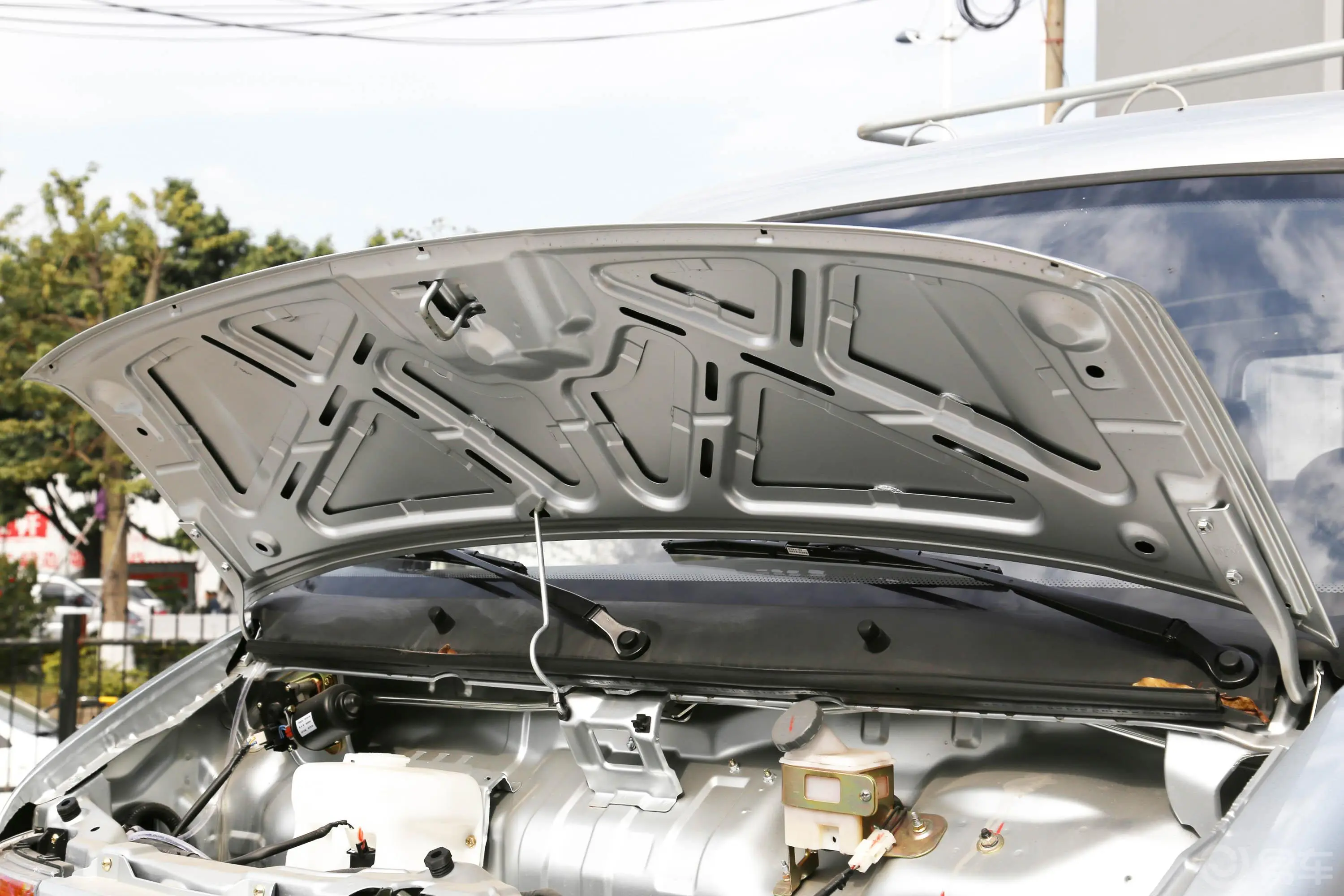 神骐T201.5L汽油仓栅车双排后双胎DAM15R发动机舱盖内侧