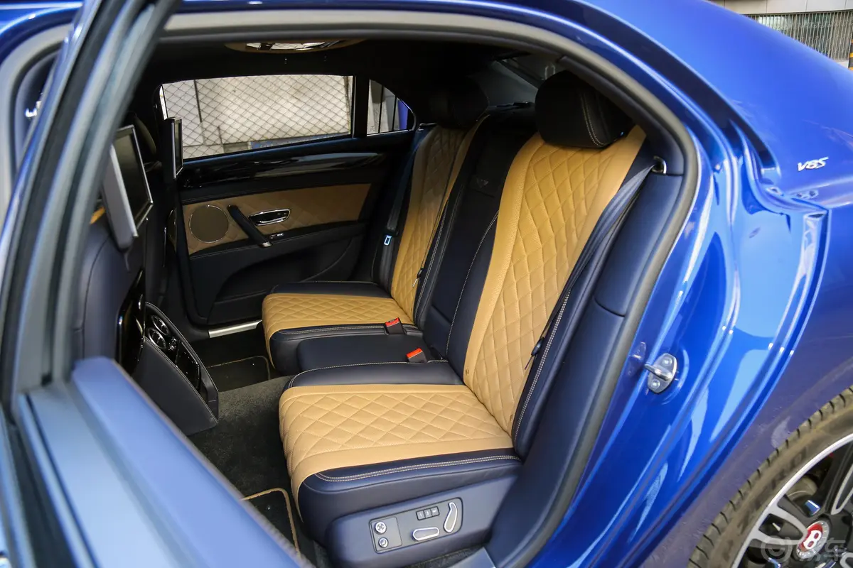 飞驰4.0T V8 S 标准版后备厢空间特写