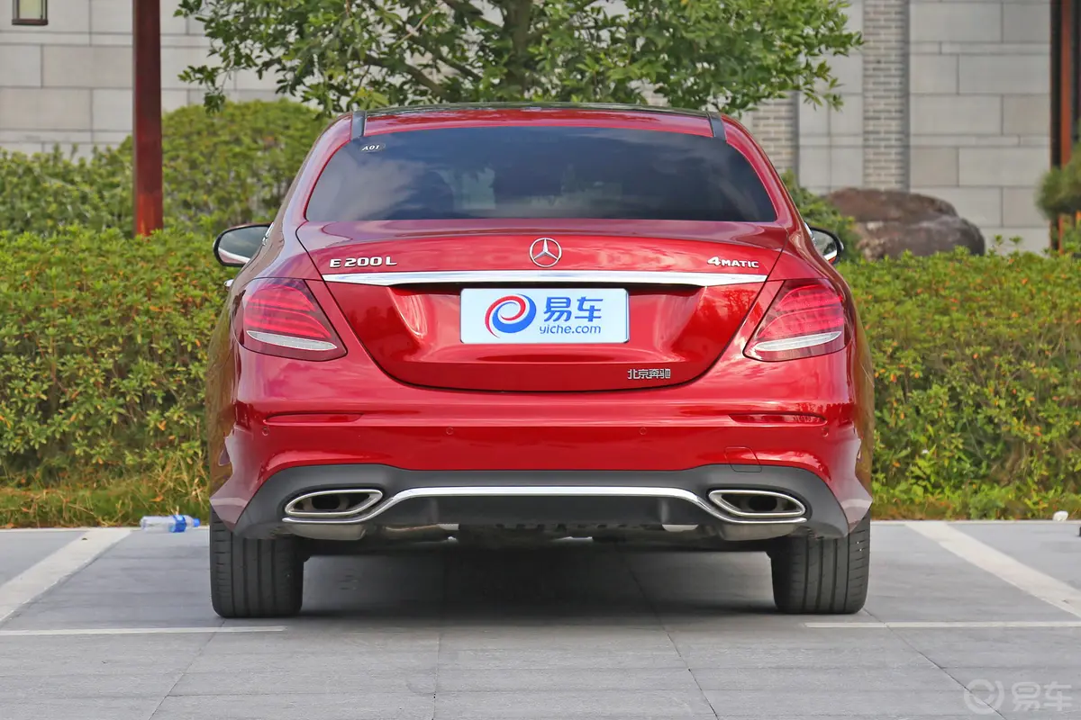 奔驰E级E 200 L 4MATIC  运动轿车正后水平