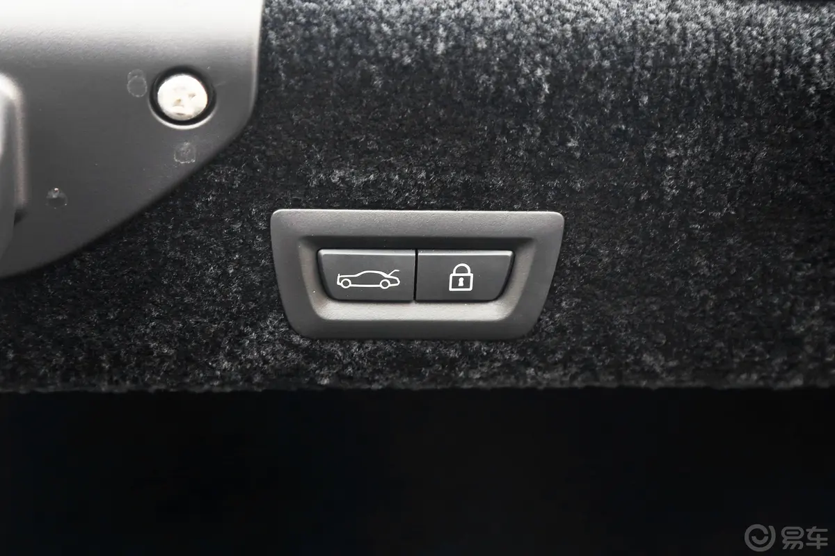 魅影6.6T Black Badge电动尾门按键（手动扶手）