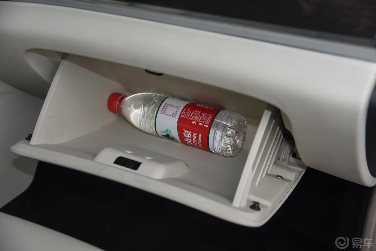 斯派卡1.5L 手动 舒适版手套箱空间水瓶横置
