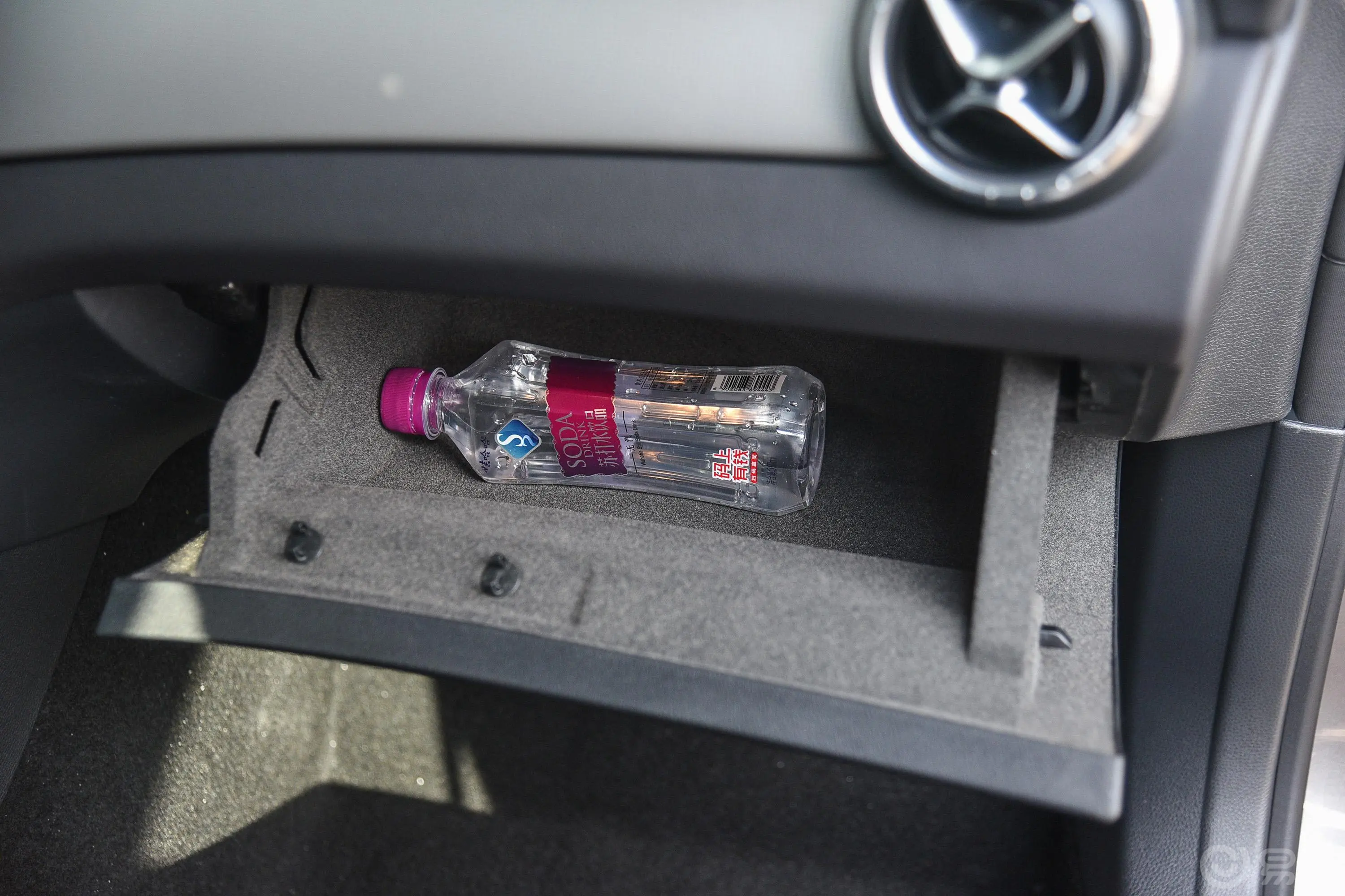 奔驰CLA级改款 CLA 200 时尚版手套箱空间水瓶横置
