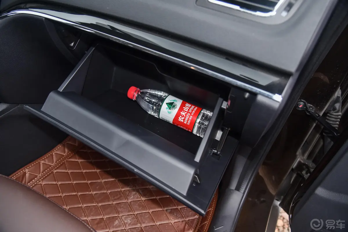 海马S71.8T 手动 豪华版手套箱空间水瓶横置