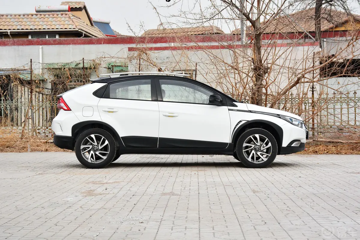 U5 SUV1.6L CVT 名士版正侧车头向右水平