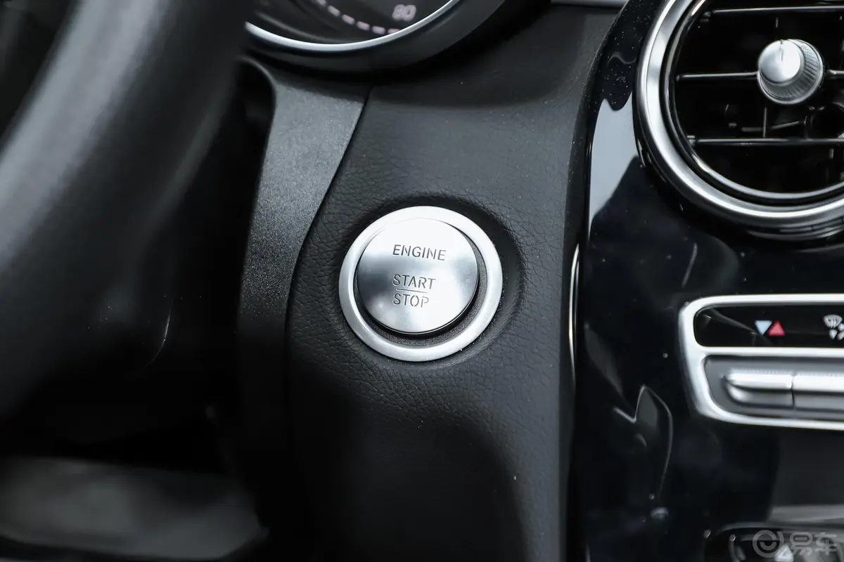 奔驰C级改款 C 200 运动版钥匙孔或一键启动按键