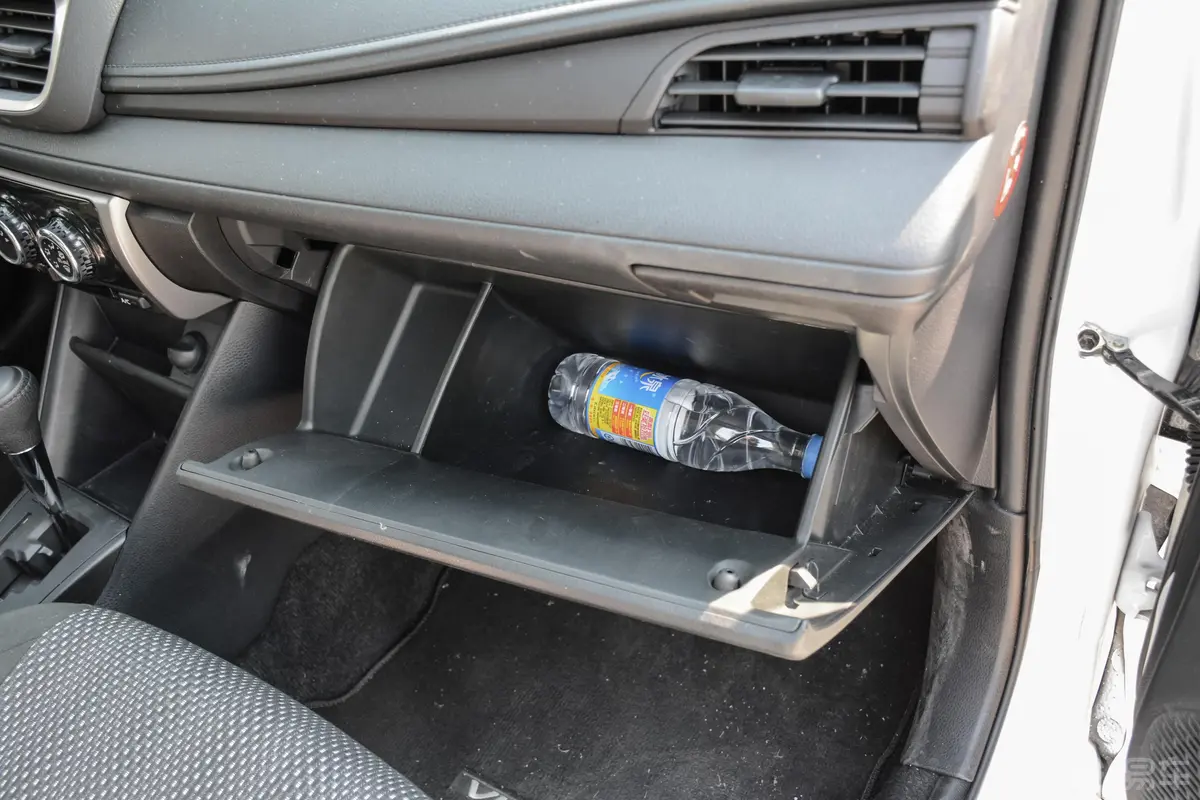 威驰1.5L CVT 创行版手套箱空间水瓶横置