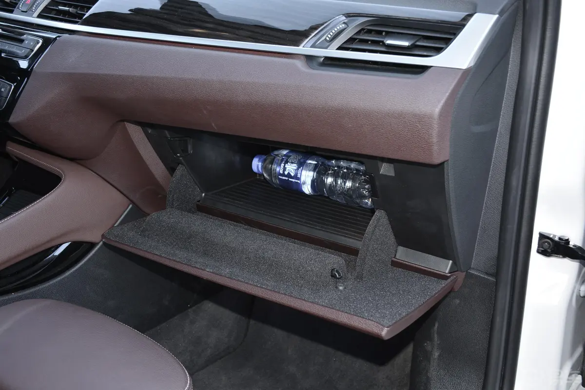 宝马X1 插电混动xDrive25Le 豪华版手套箱空间水瓶横置
