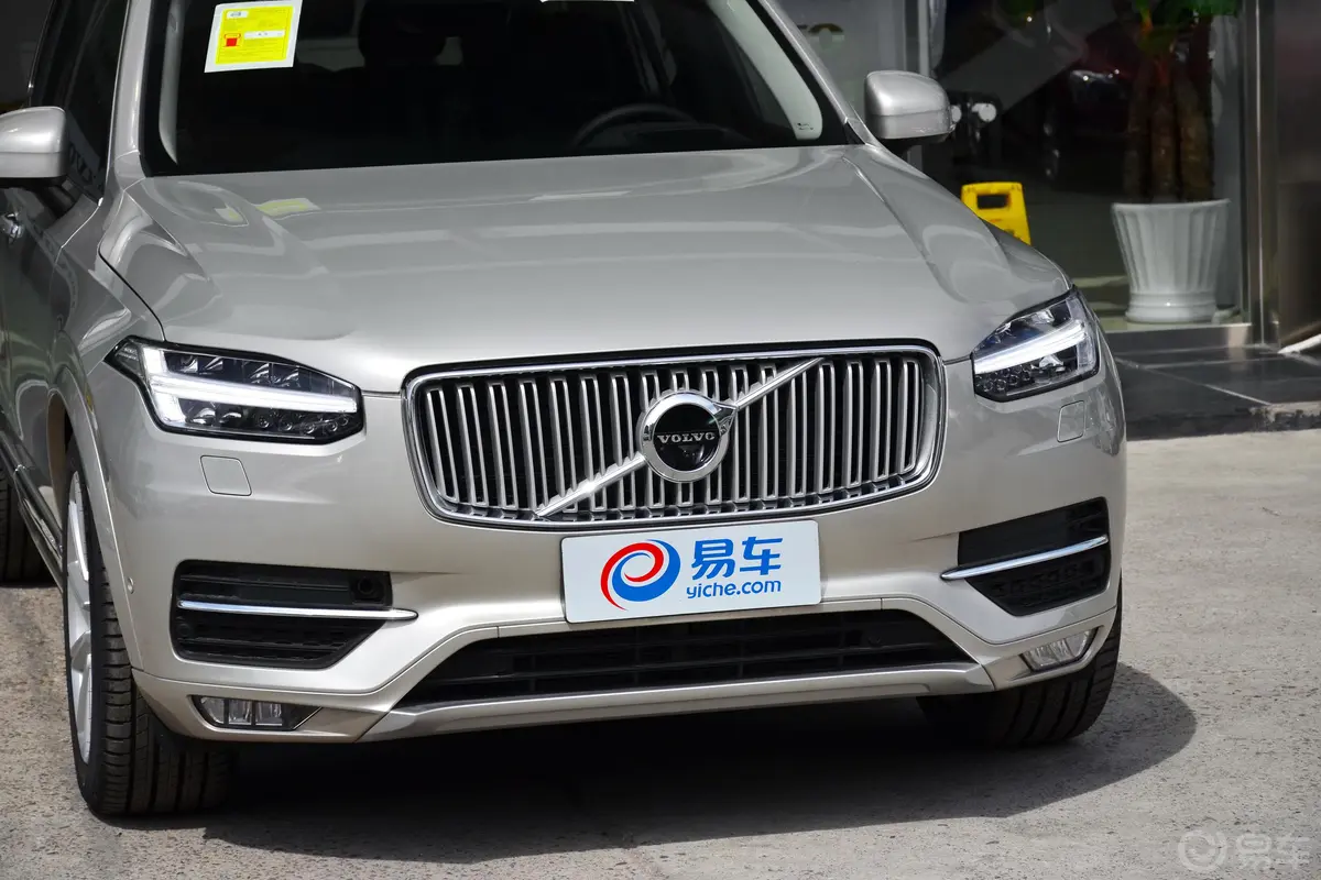 沃尔沃XC90T6 智雅版 7座前格栅侧俯拍