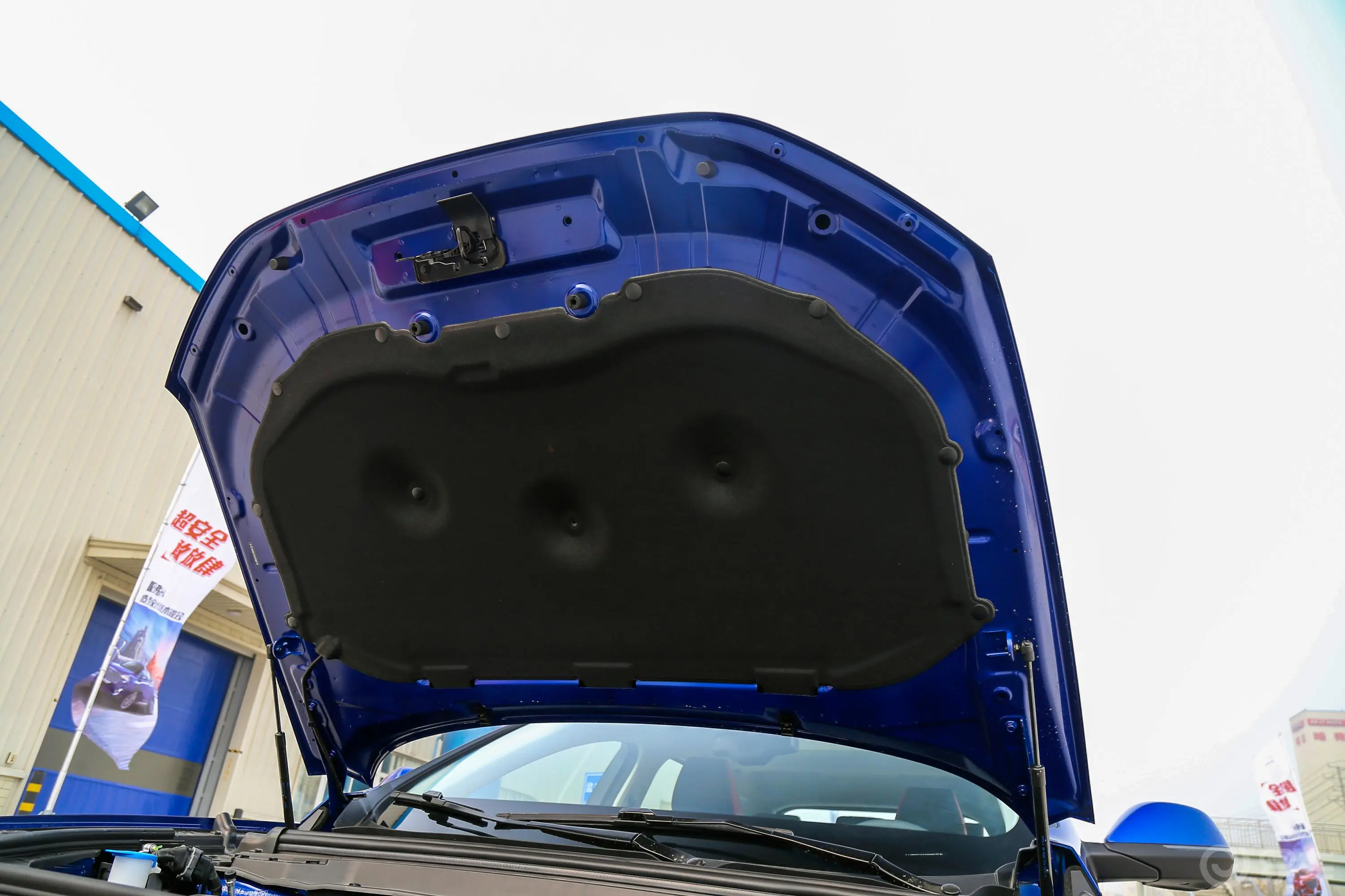 哈弗H4蓝标 1.5T 双离合 风尚版发动机舱盖内侧