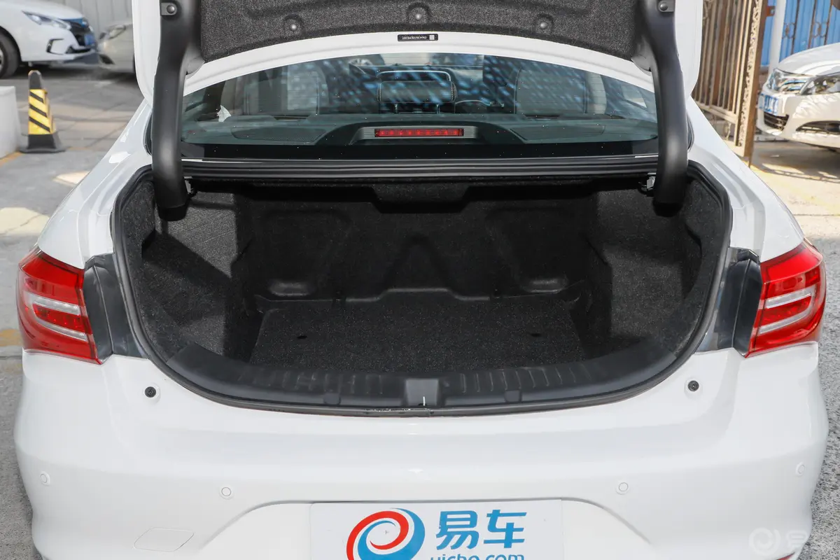 秦新能源EV450 智联尊尚版后备厢空间特写