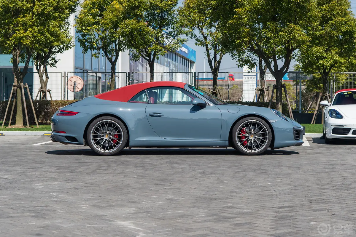 保时捷911Carrera S Cabriolet 3.0T正侧车头向右水平