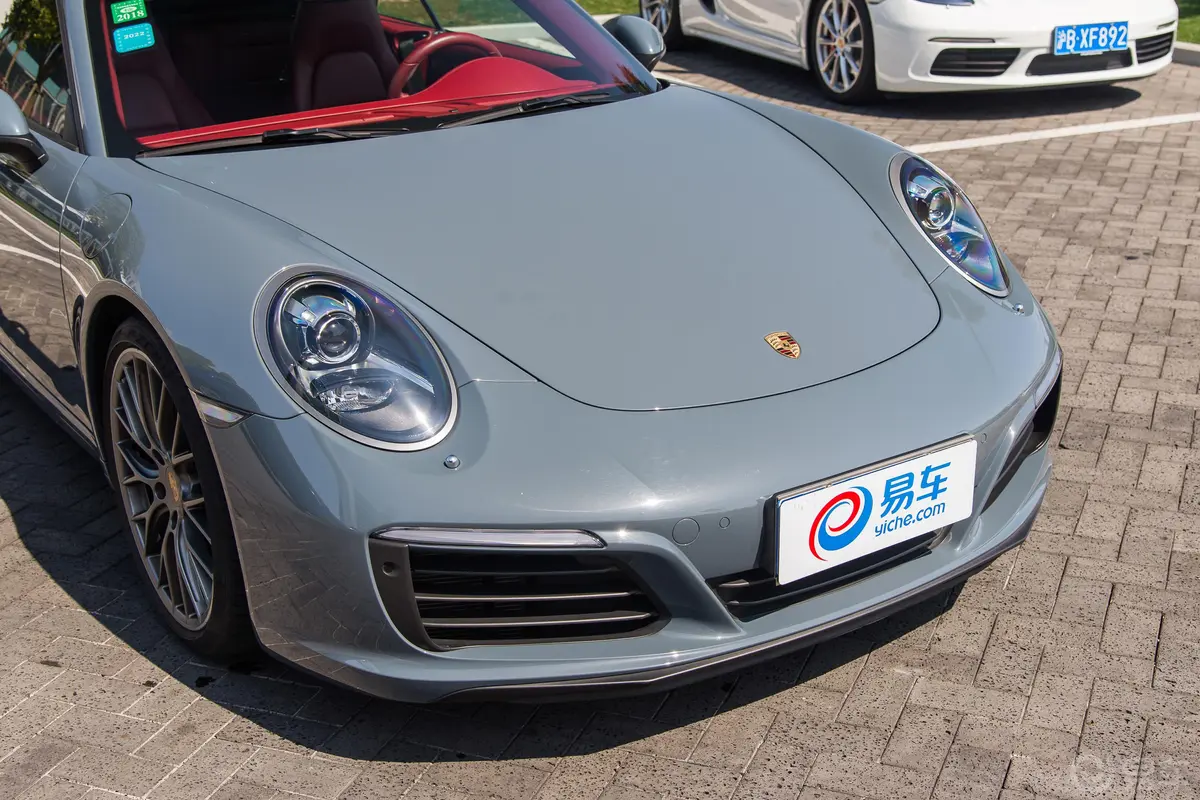 保时捷911Carrera S Cabriolet 3.0T前格栅侧俯拍