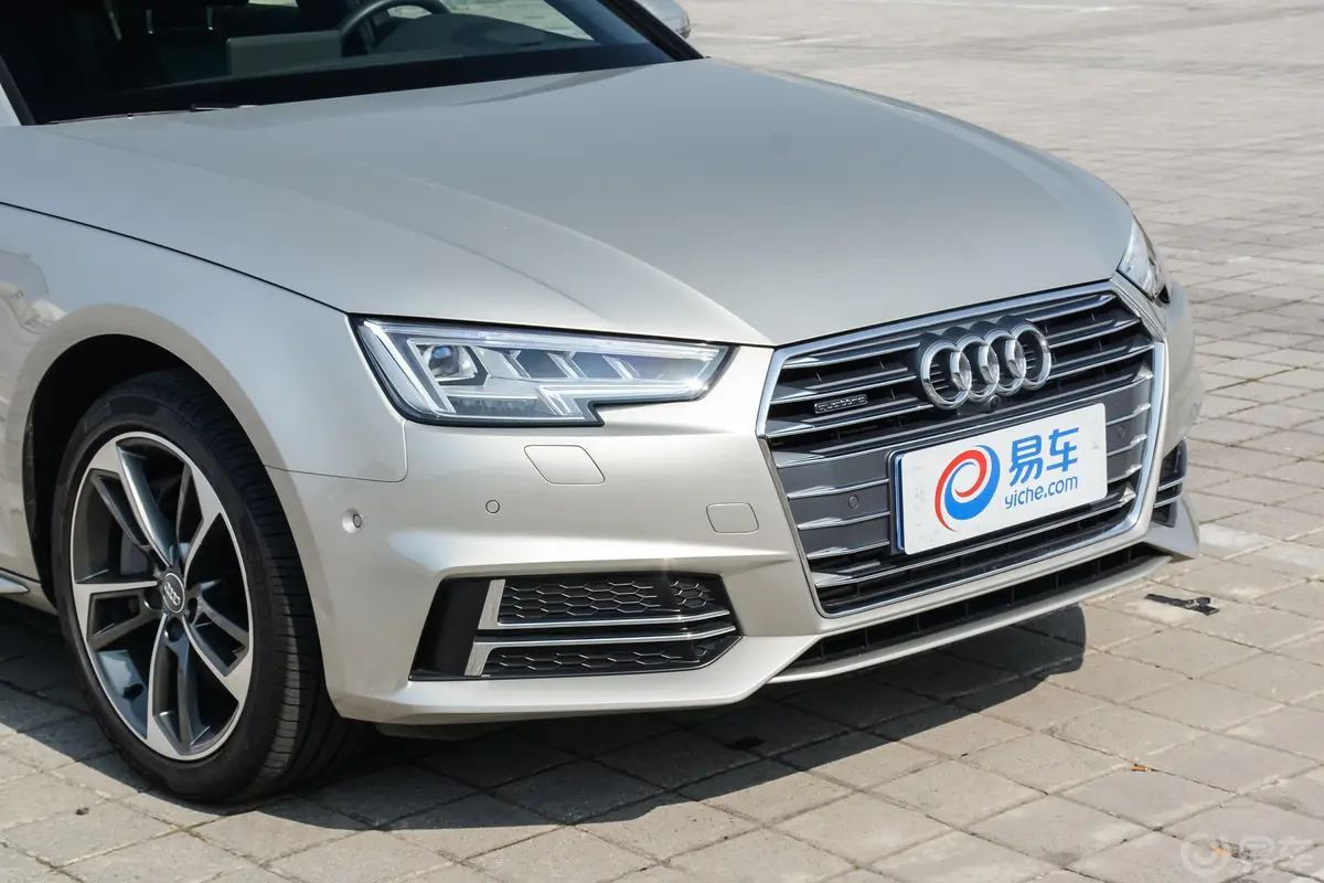 奥迪A4L30周年版 45 TFSI quattro运动版前格栅侧俯拍