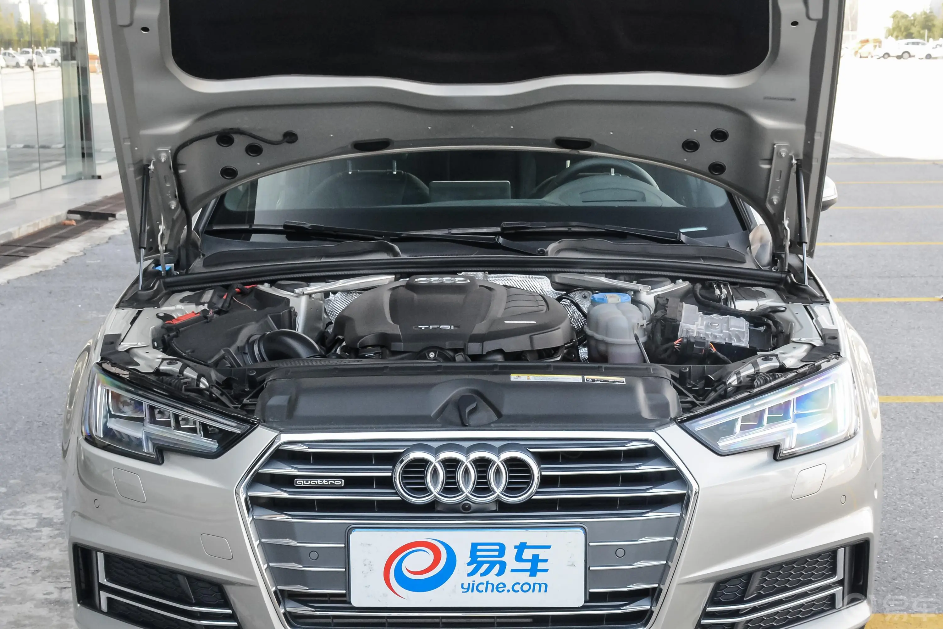 奥迪A4L30周年版 45 TFSI quattro运动版发动机舱整体