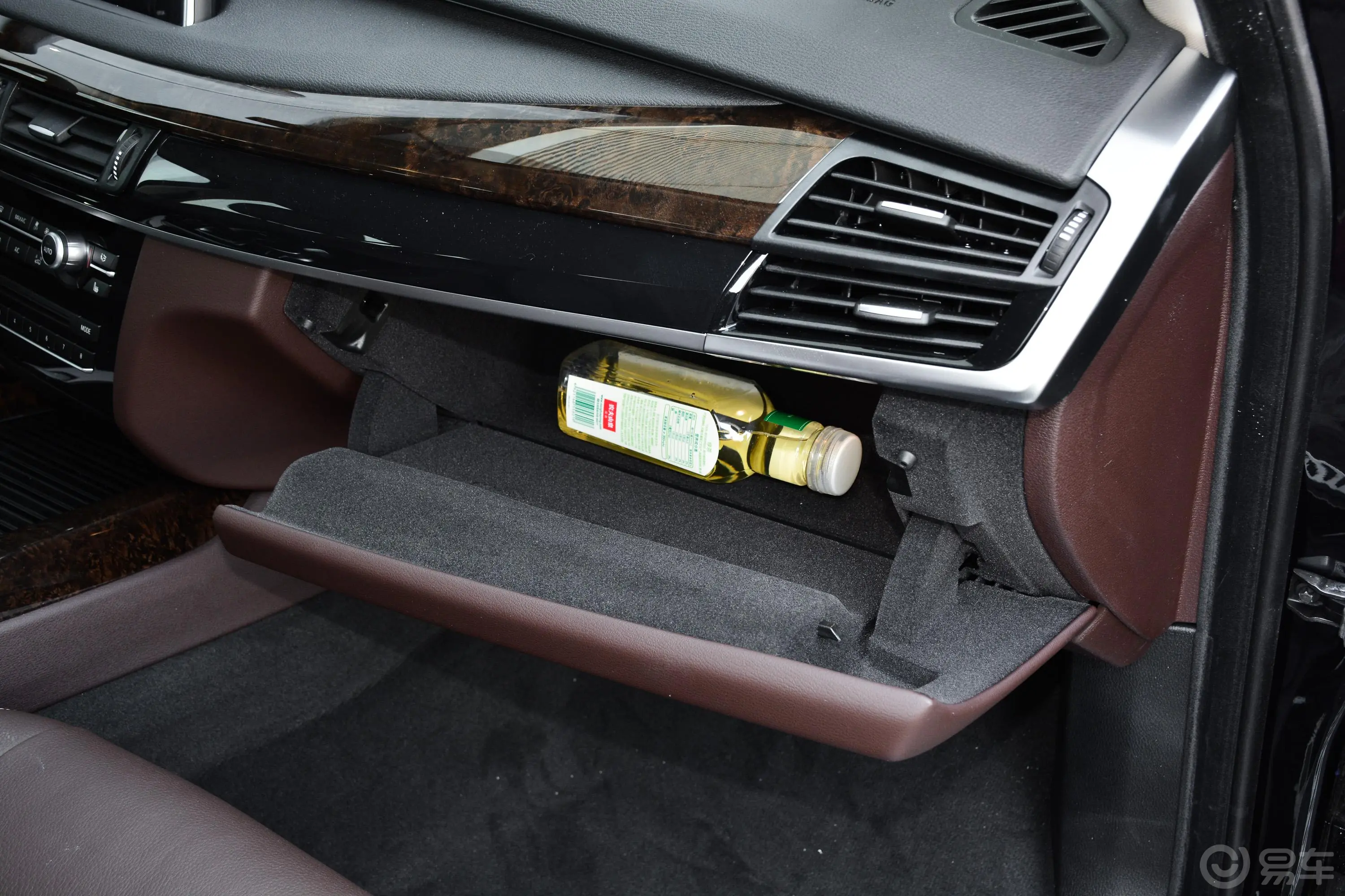 宝马X5(进口)xDrive35i 典雅版手套箱空间水瓶横置