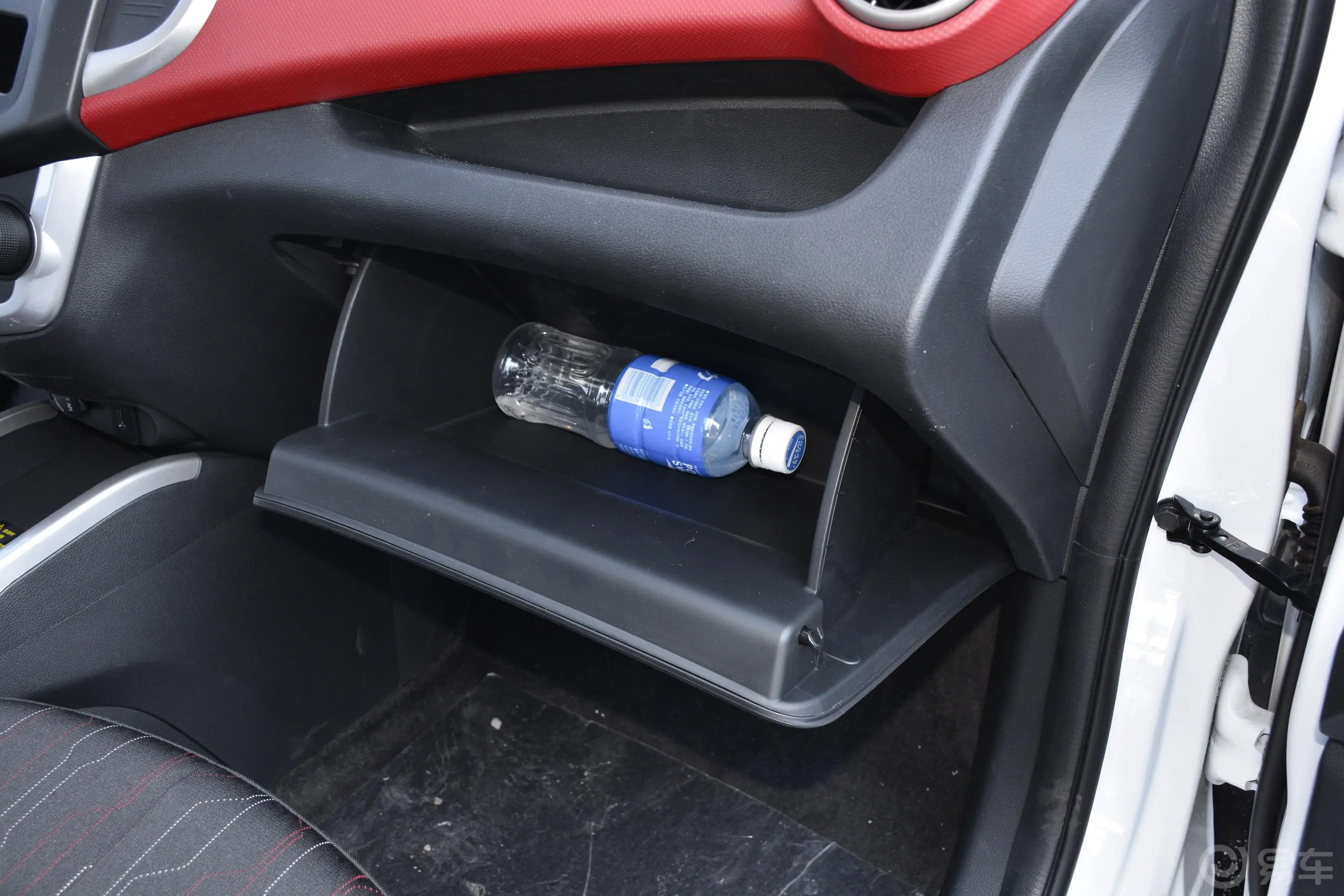奔奔EVEV260 标准版手套箱空间水瓶横置