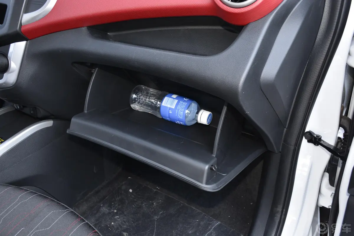 奔奔EVEV260 标准版手套箱空间水瓶横置