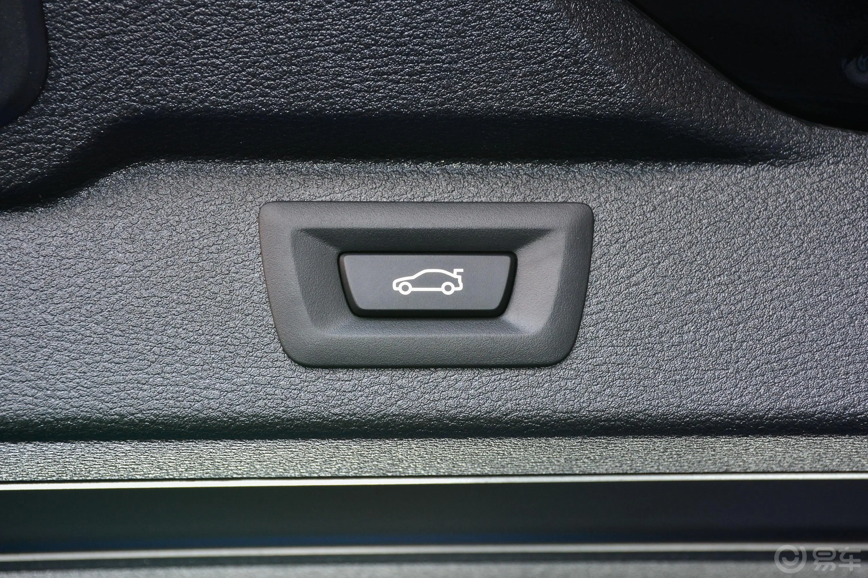 宝马X5(进口)xDrive35i 典雅版电动尾门按键（手动扶手）