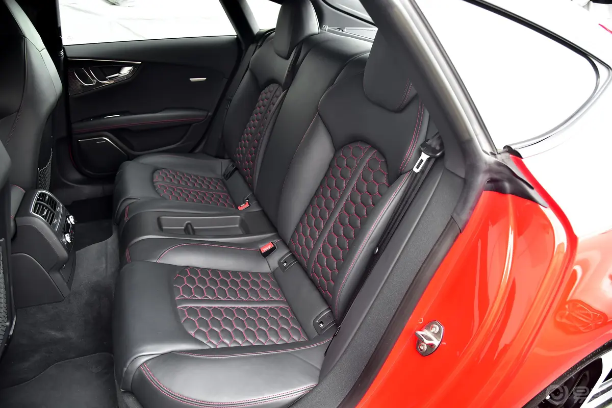 奥迪RS 74.0T Sportback Performance后排座椅