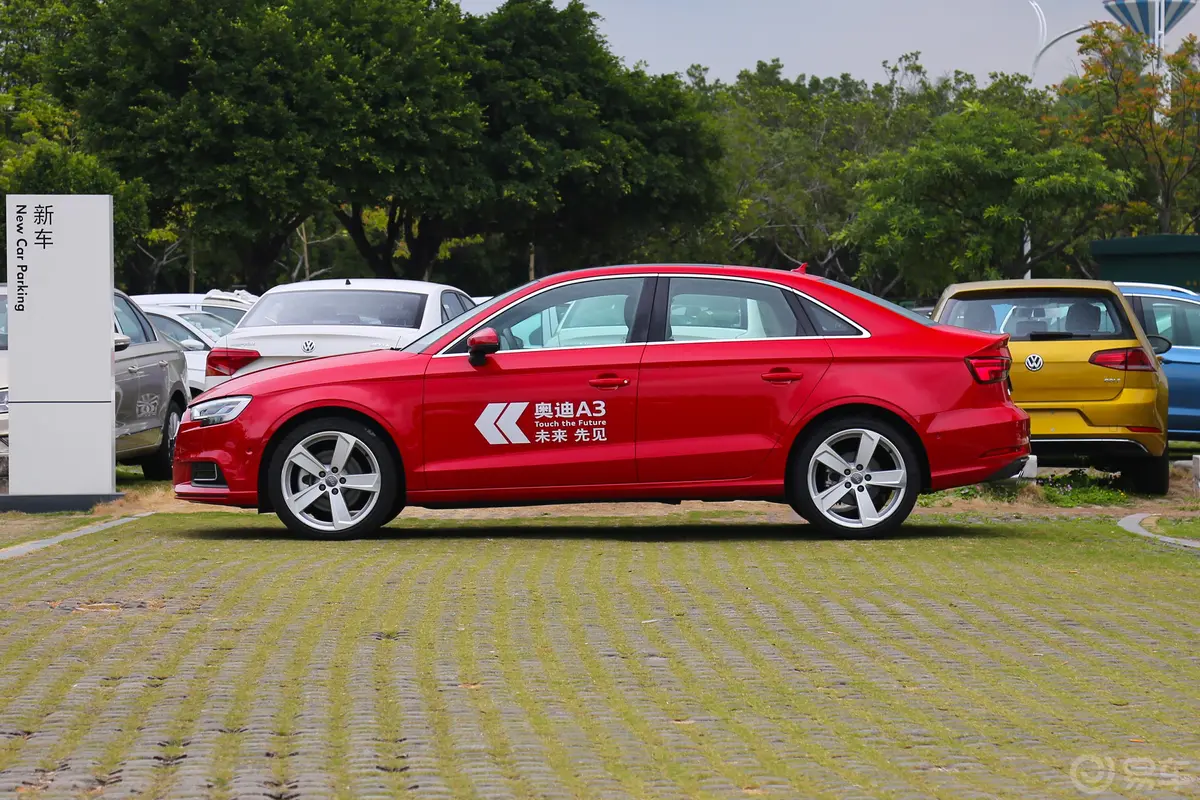 奥迪A330周年纪念版 Limousine 40TFSI 风尚版正侧车头向左水平