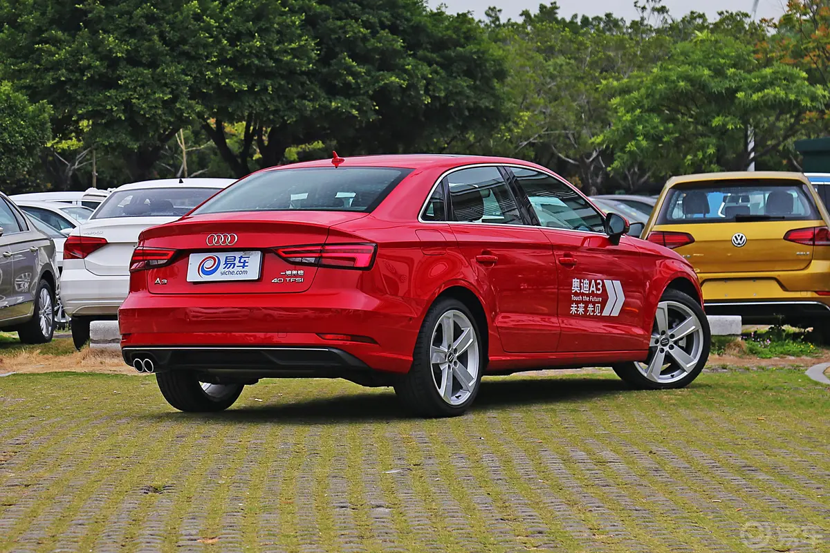 奥迪A330周年纪念版 Limousine 40TFSI 风尚版侧后45度车头向右水平