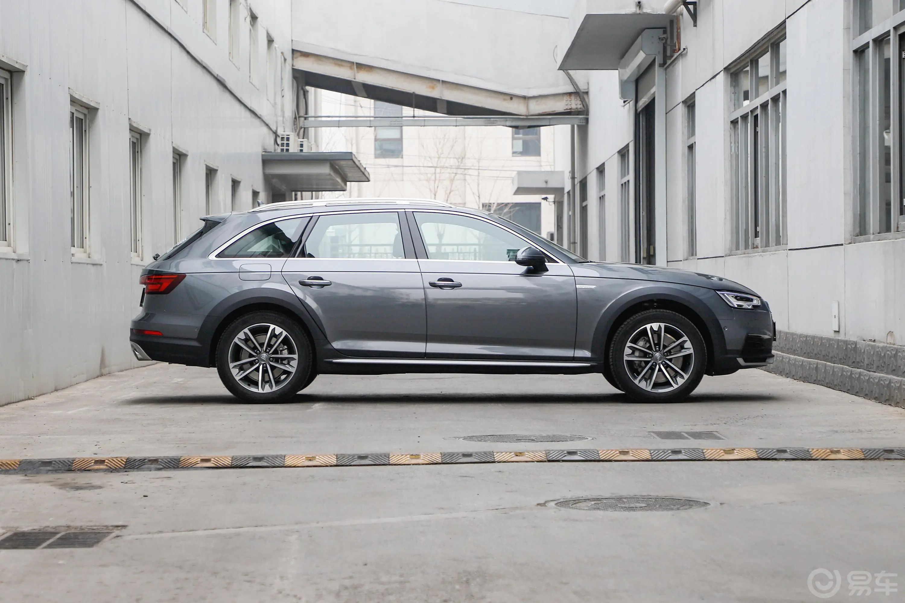 奥迪A4(进口)45TFSI allroad quattro 运动版正侧车头向右水平