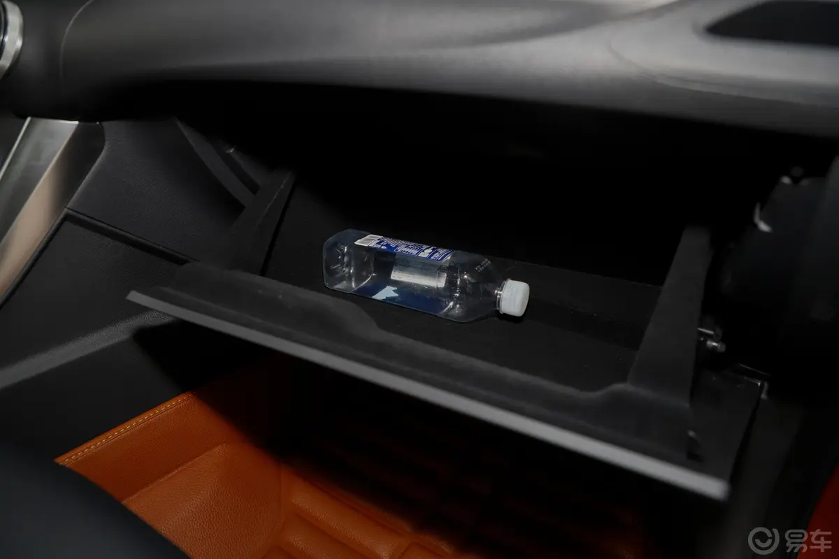宋新能源EV400 智联进享版手套箱空间水瓶横置