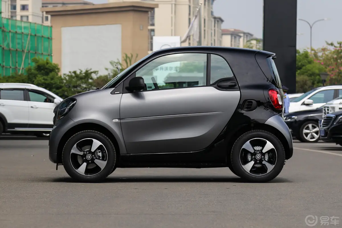 smart fortwo1.0L 52千瓦硬顶激情版正侧车头向左水平