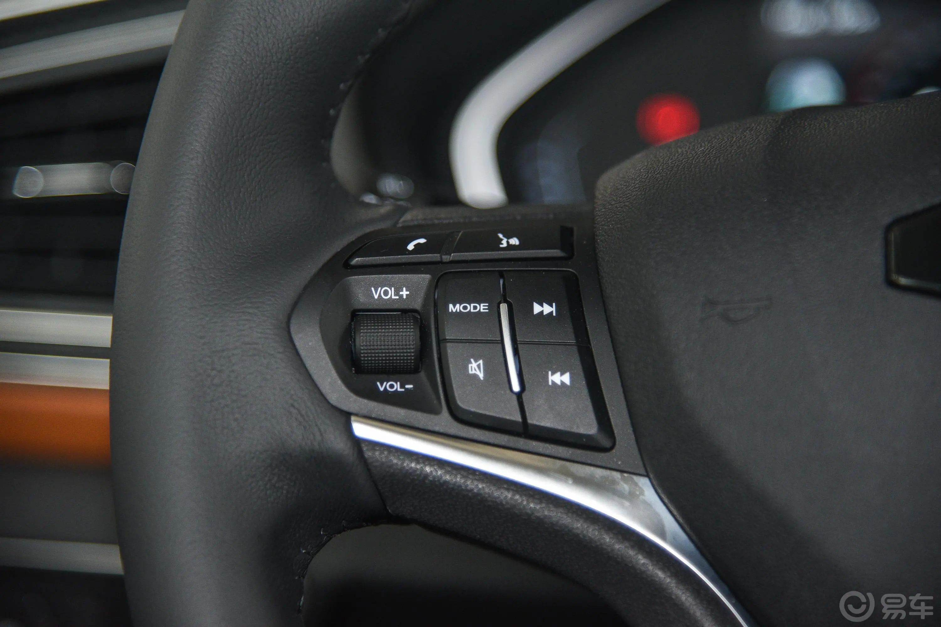 众泰T300 EV旗舰版左侧方向盘功能按键
