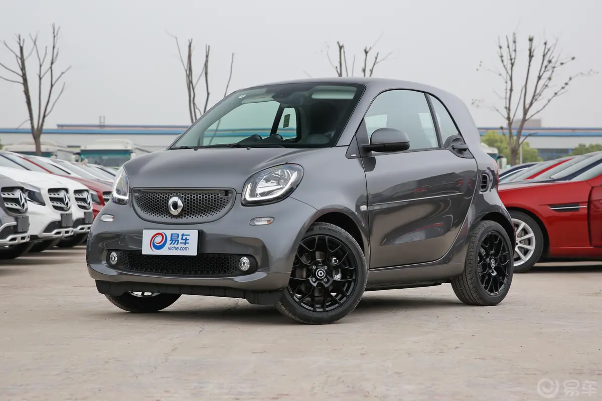 smart fortwo0.9T 66千瓦硬顶耀钛度特别版侧前45度车头向左水平