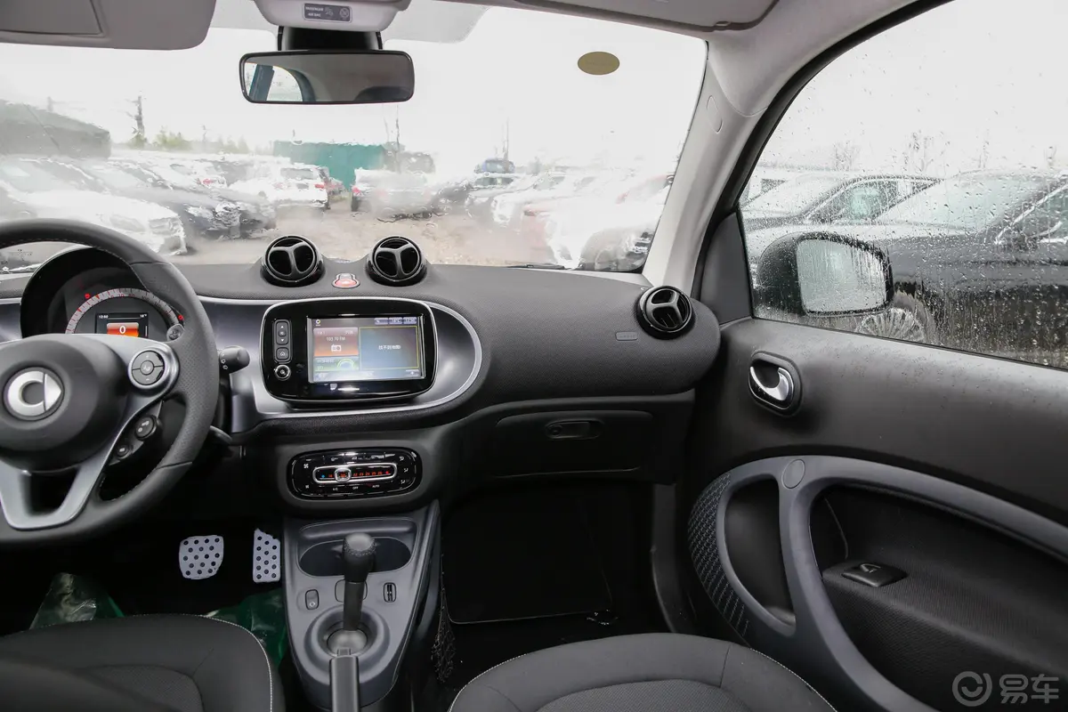 smart fortwo0.9T 66千瓦硬顶耀钛度特别版副驾驶位区域