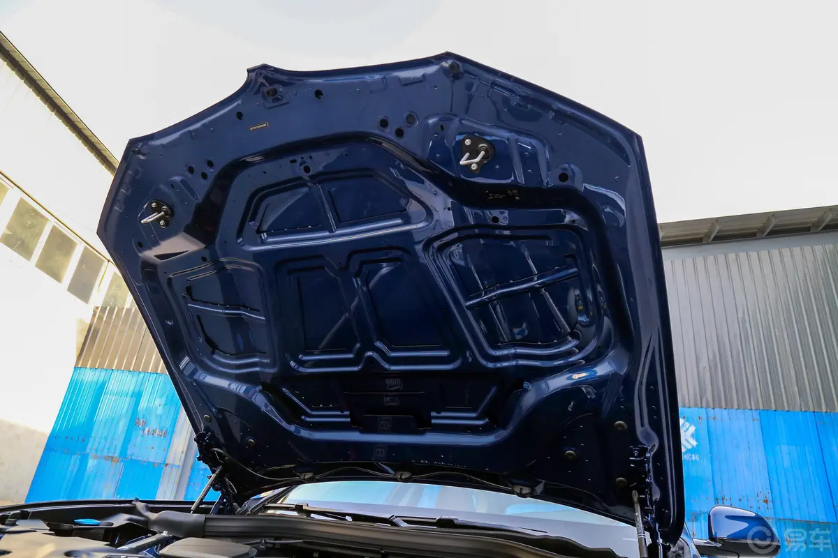 宝马X3xDrive 30i 尊享版 M运动套装 国V发动机舱盖内侧