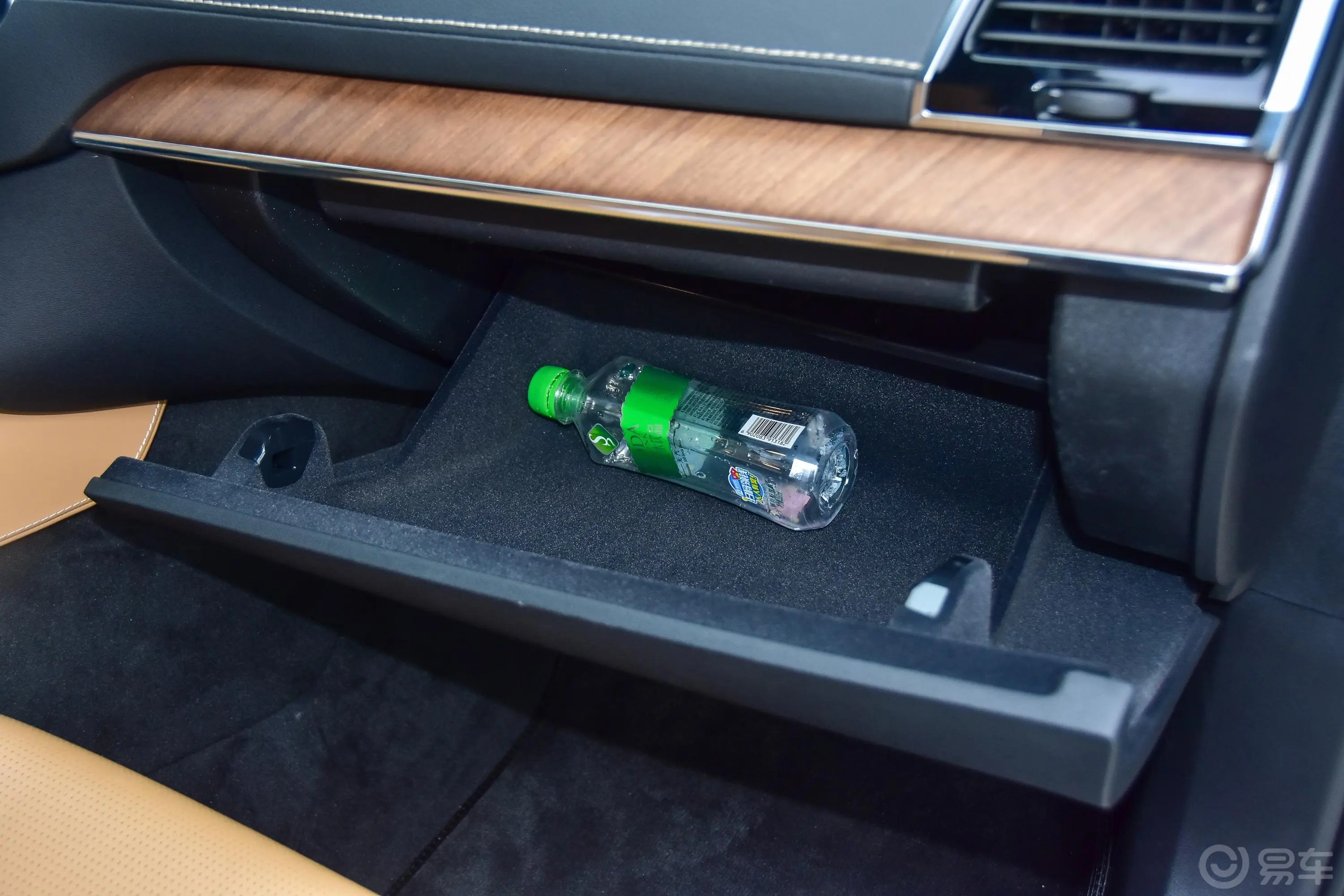 沃尔沃XC90新能源T8 智尊版 国Ⅵ手套箱空间水瓶横置