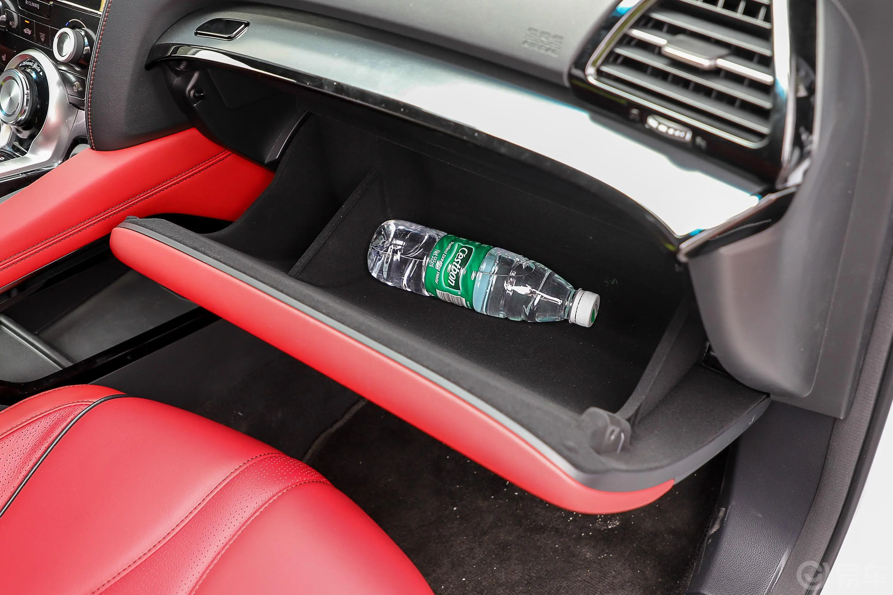 讴歌CDXSport Hybrid 2.0L 两驱 创享·魅版手套箱空间水瓶横置