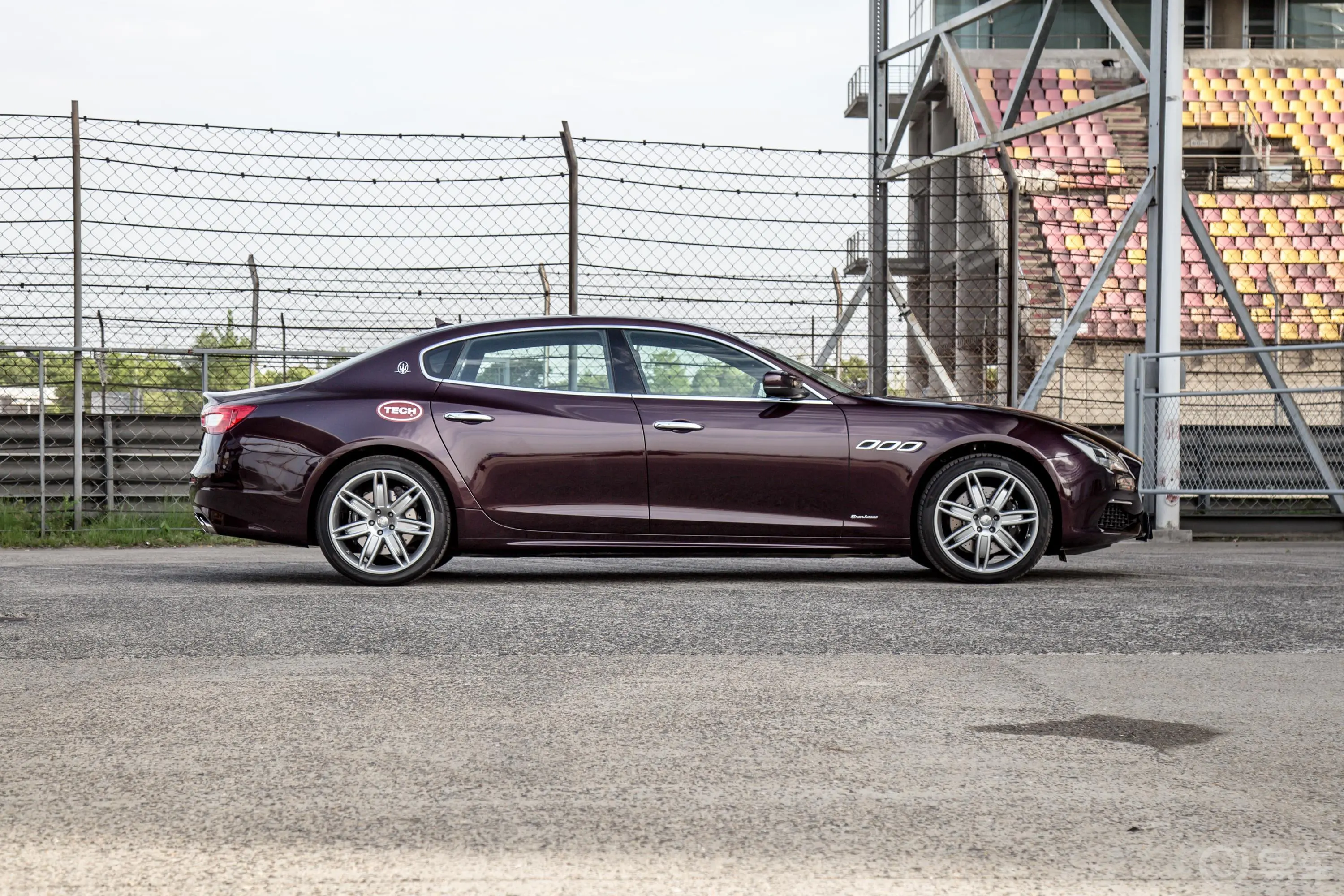 Quattroporte430Hp 豪华版正侧车头向右水平