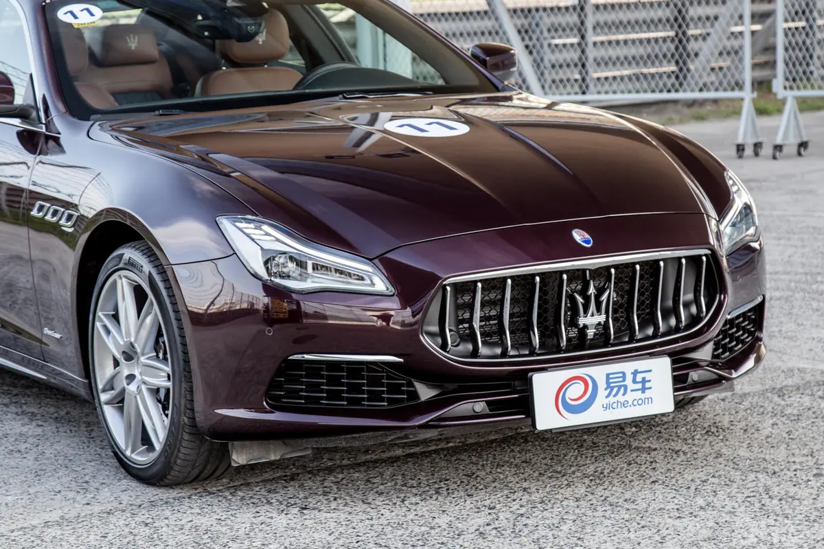 Quattroporte430Hp 豪华版前格栅侧俯拍