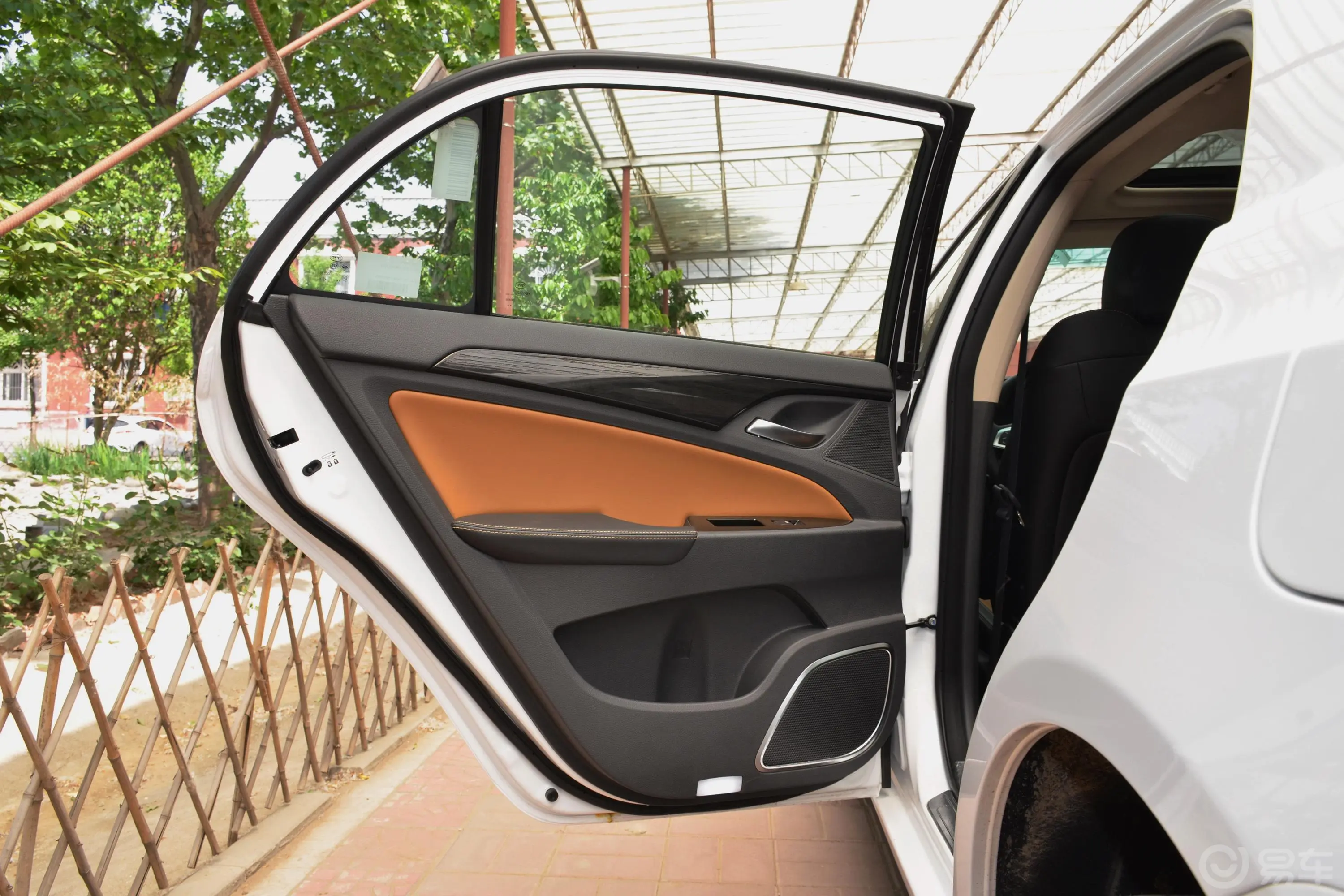 秦新能源EV450 智联锋尚版驾驶员侧后车门