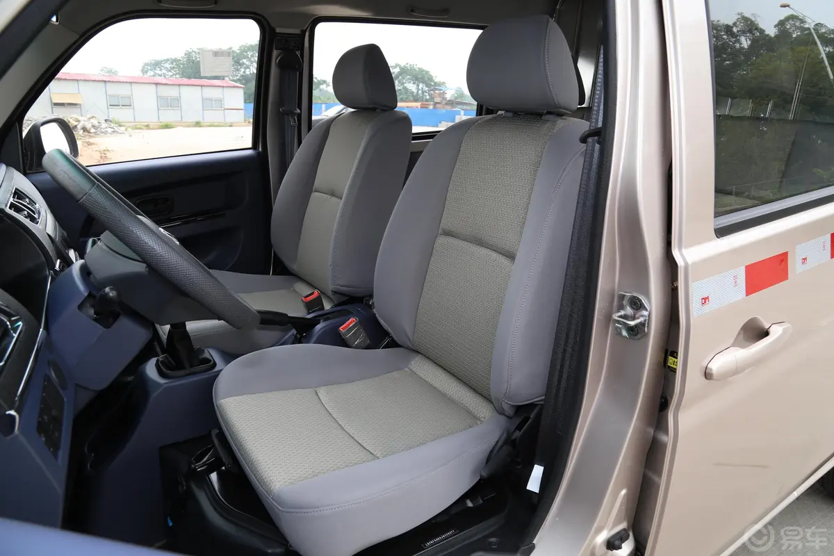 金杯小海狮X301.3L 手动 厢货标准版 国V驾驶员座椅