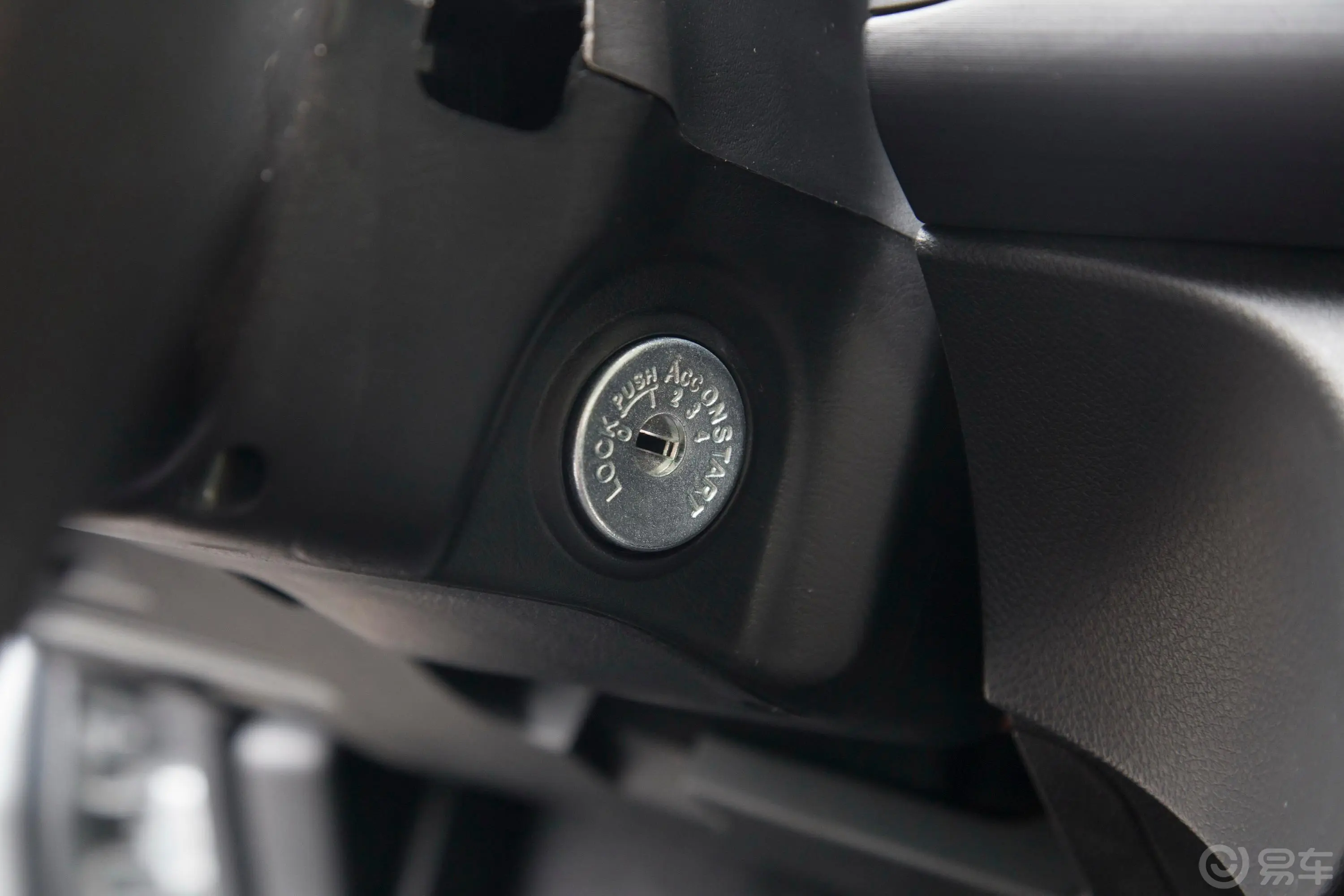锐骐标箱 2.4L 手动 两驱 标准版 汽油 国V钥匙孔或一键启动按键