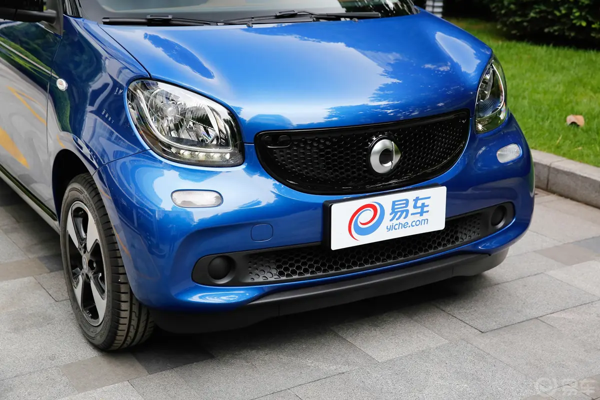 smart forfour0.9T 66千瓦风尚版前格栅侧俯拍