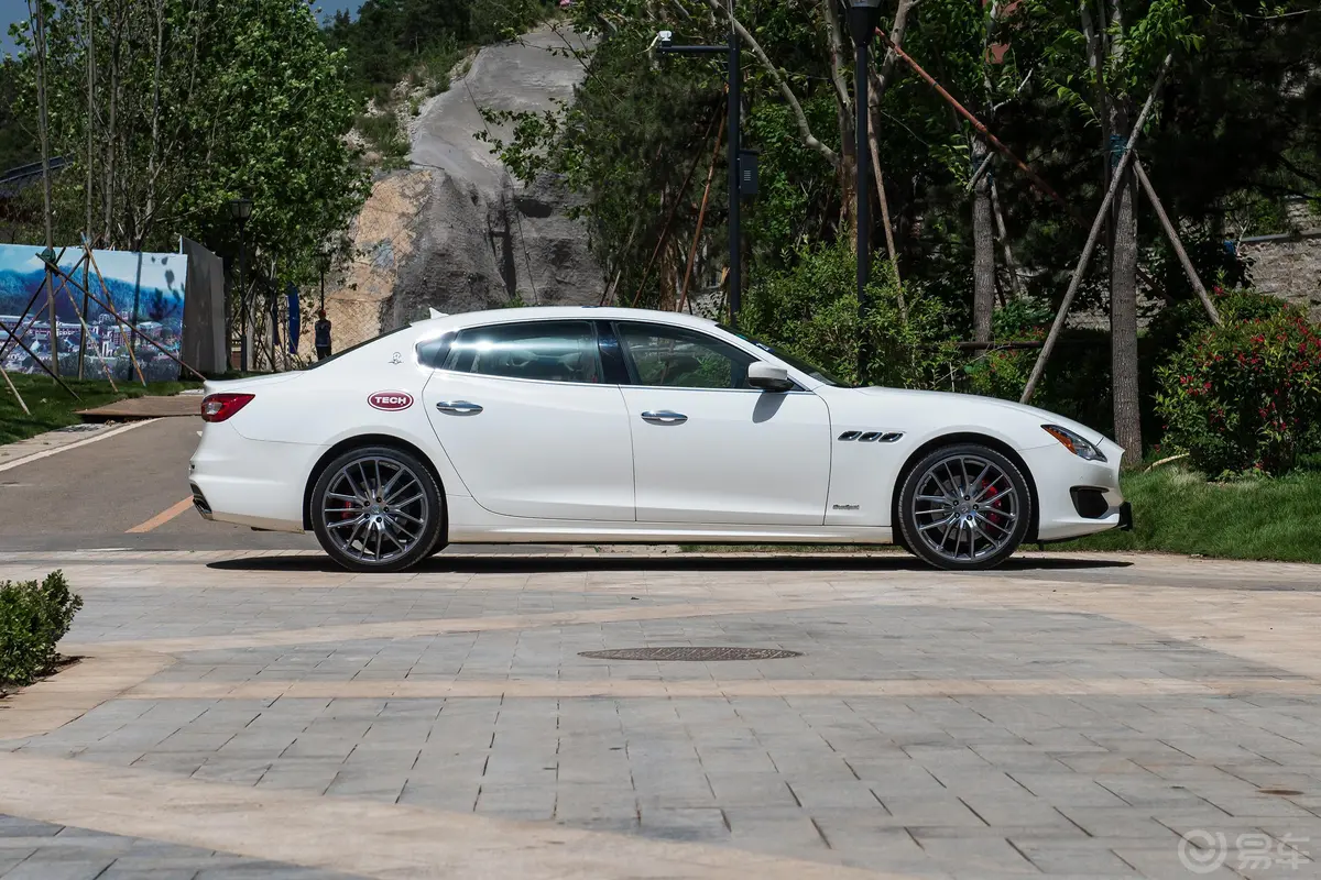 Quattroporte350Hp 运动版正侧车头向右水平